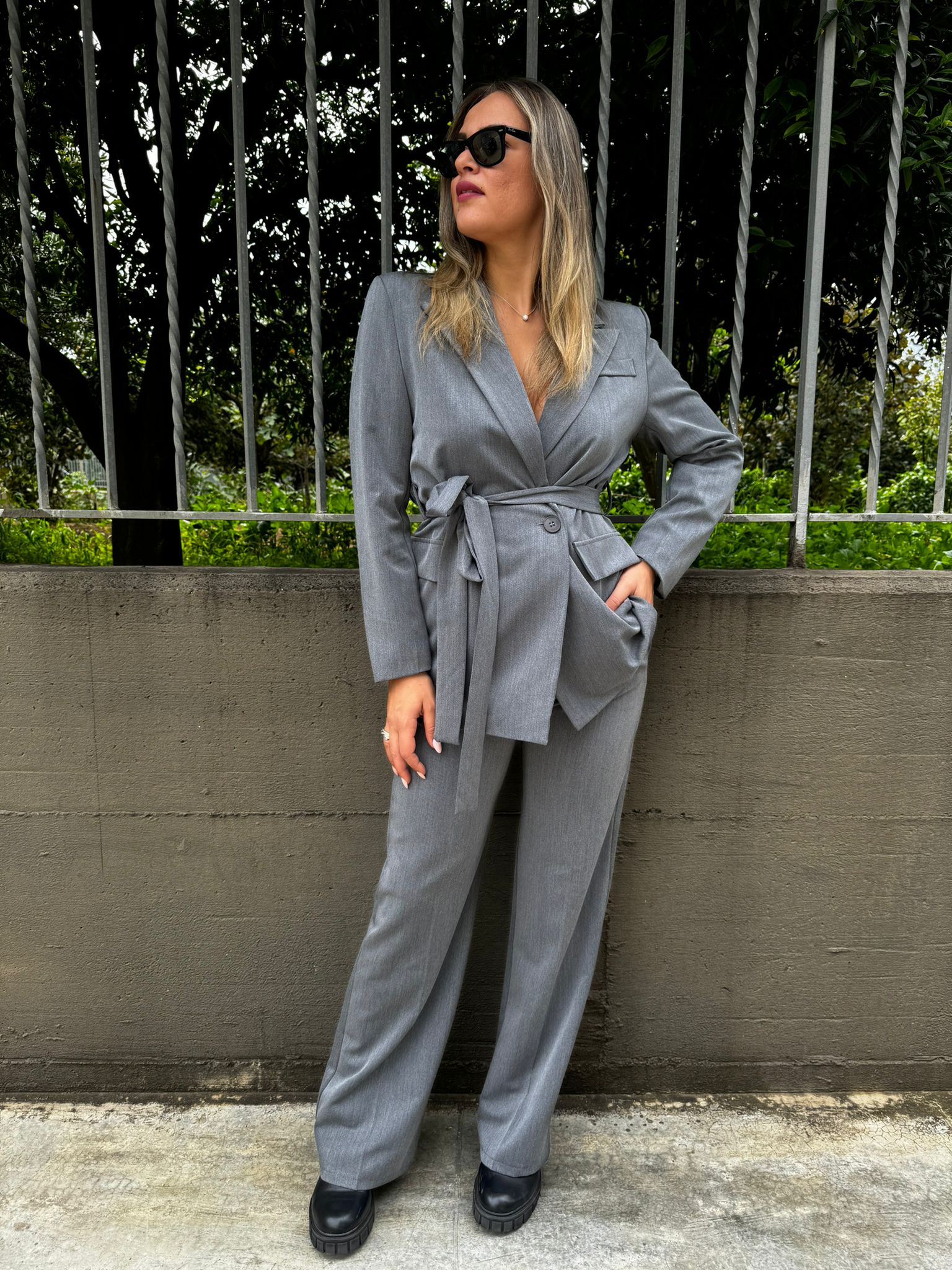 Tailleur 2 pezzi con pantalone e giacca con cintura