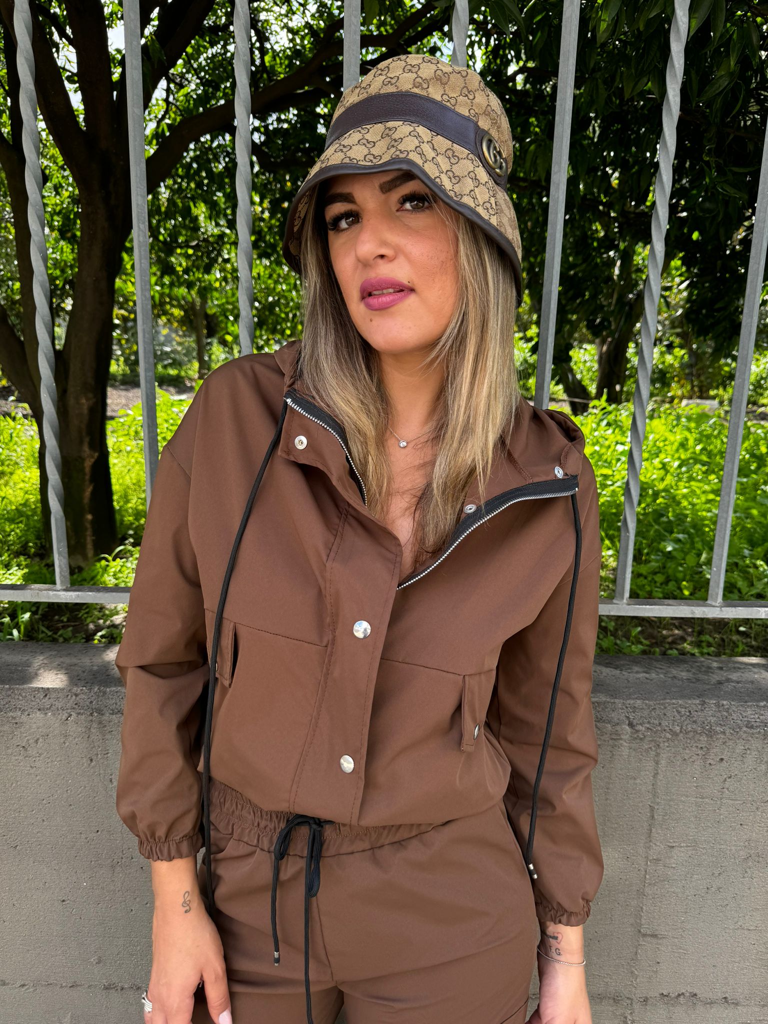 Giubbino antivento con cappuccio