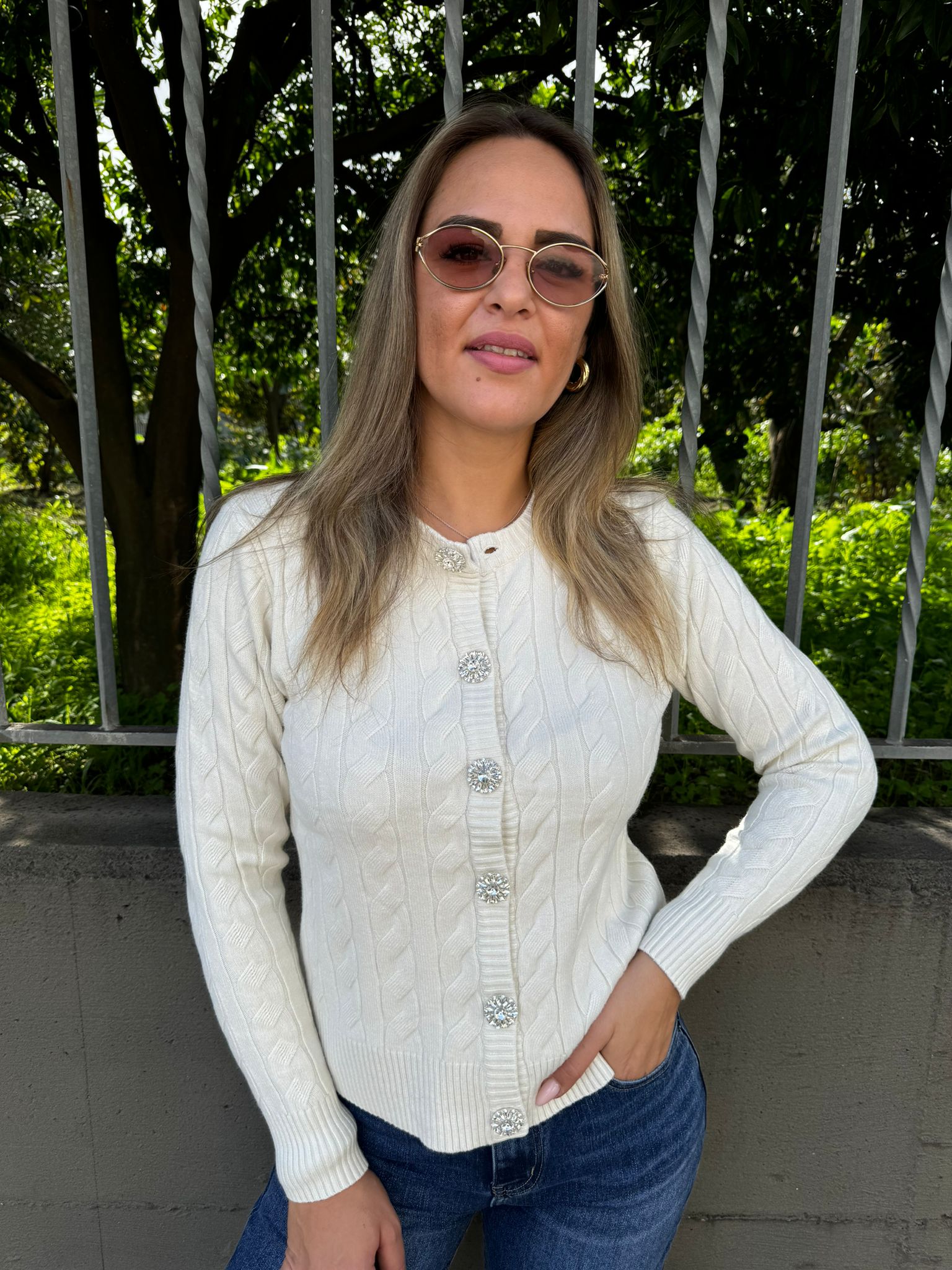 Cardigan trama treccia con bottoni gioiello