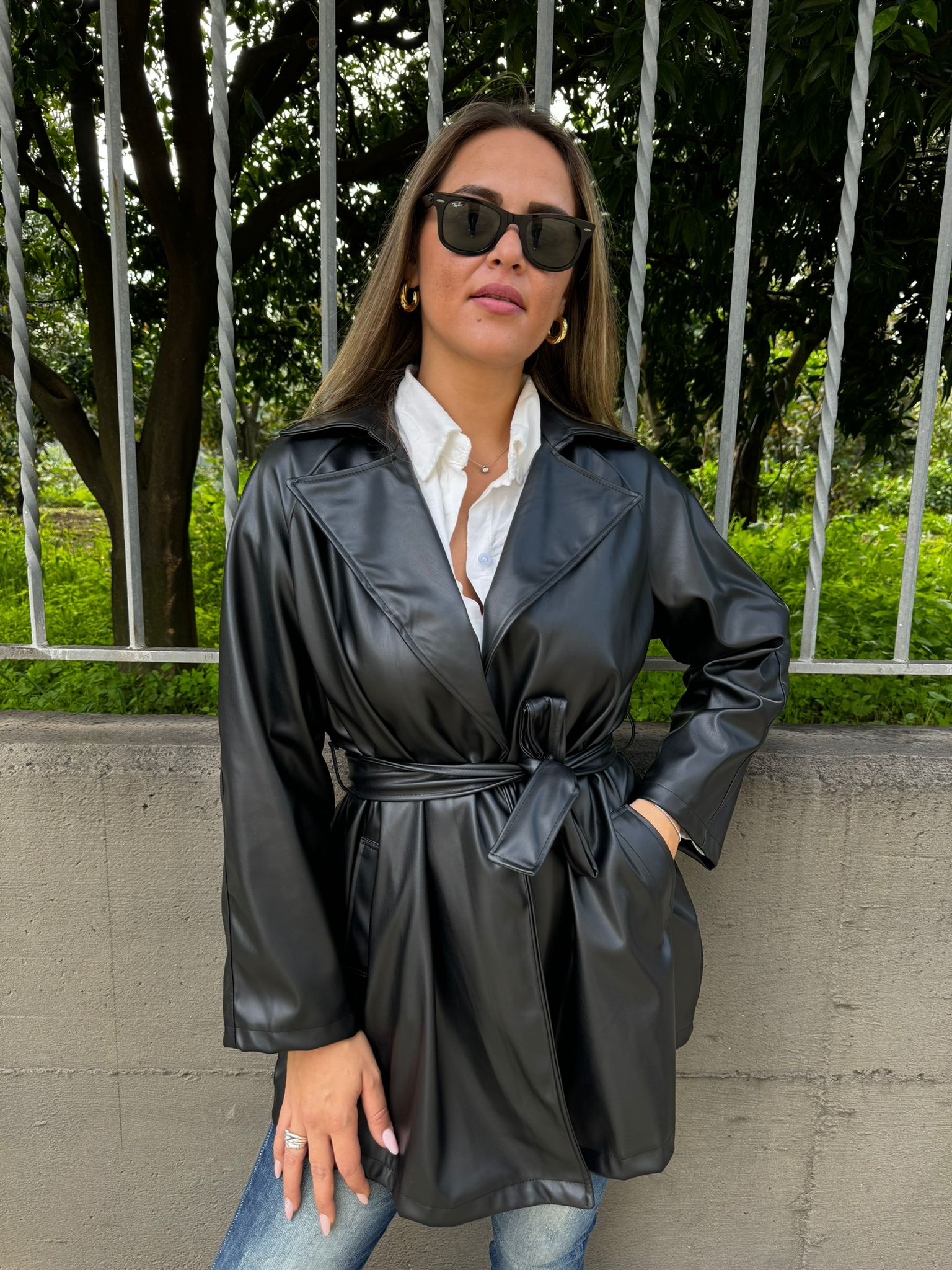 Trench eco pelle con cintura in vita