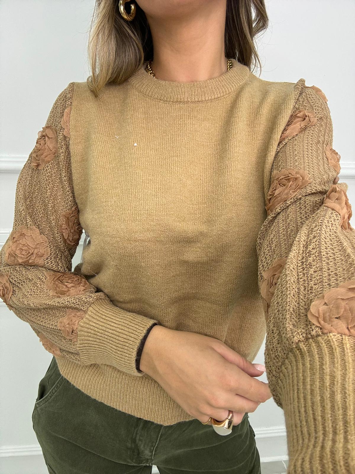 Maglioncino tinta unita con maniche traforate