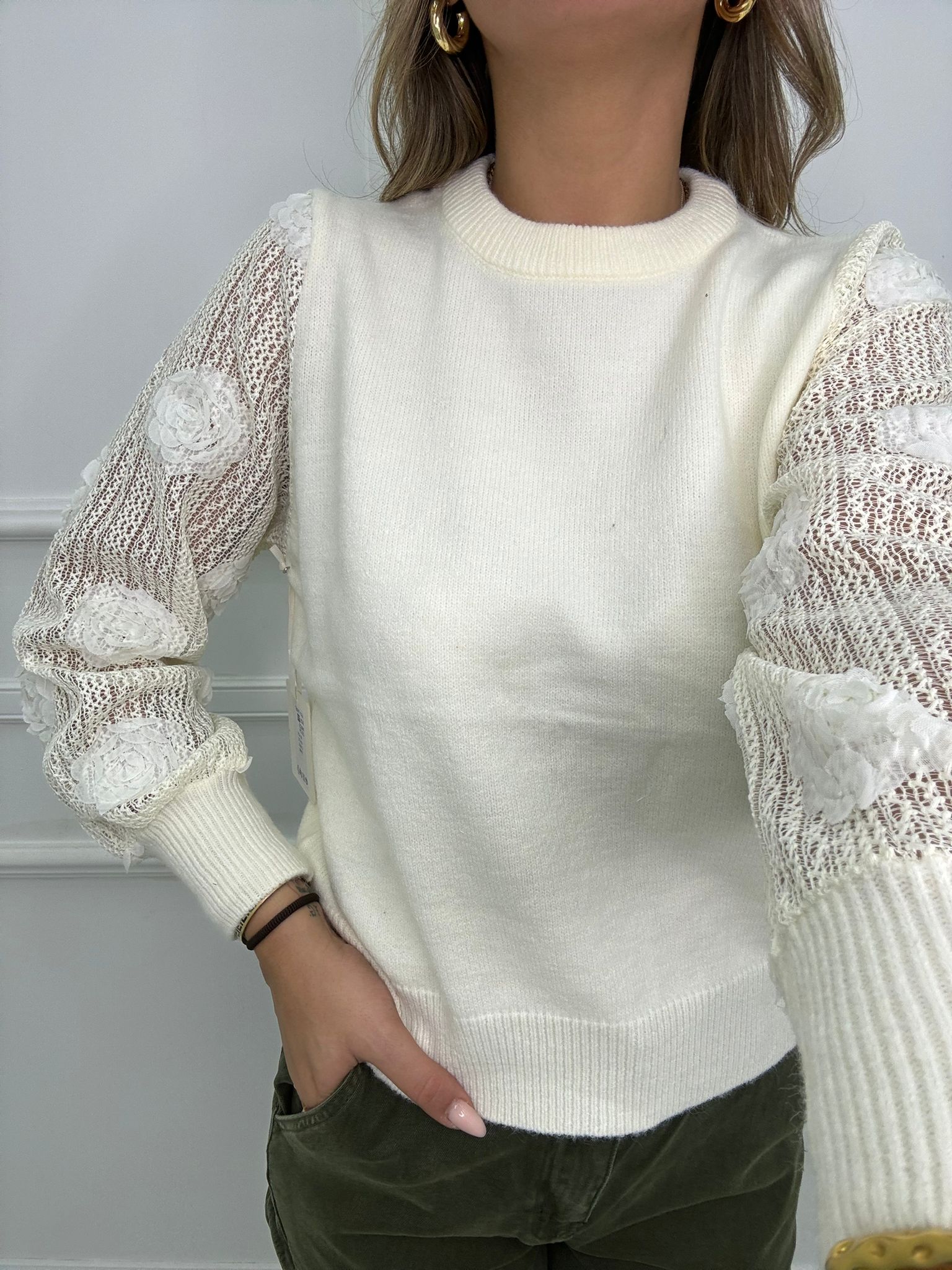 Maglioncino tinta unita con maniche traforate