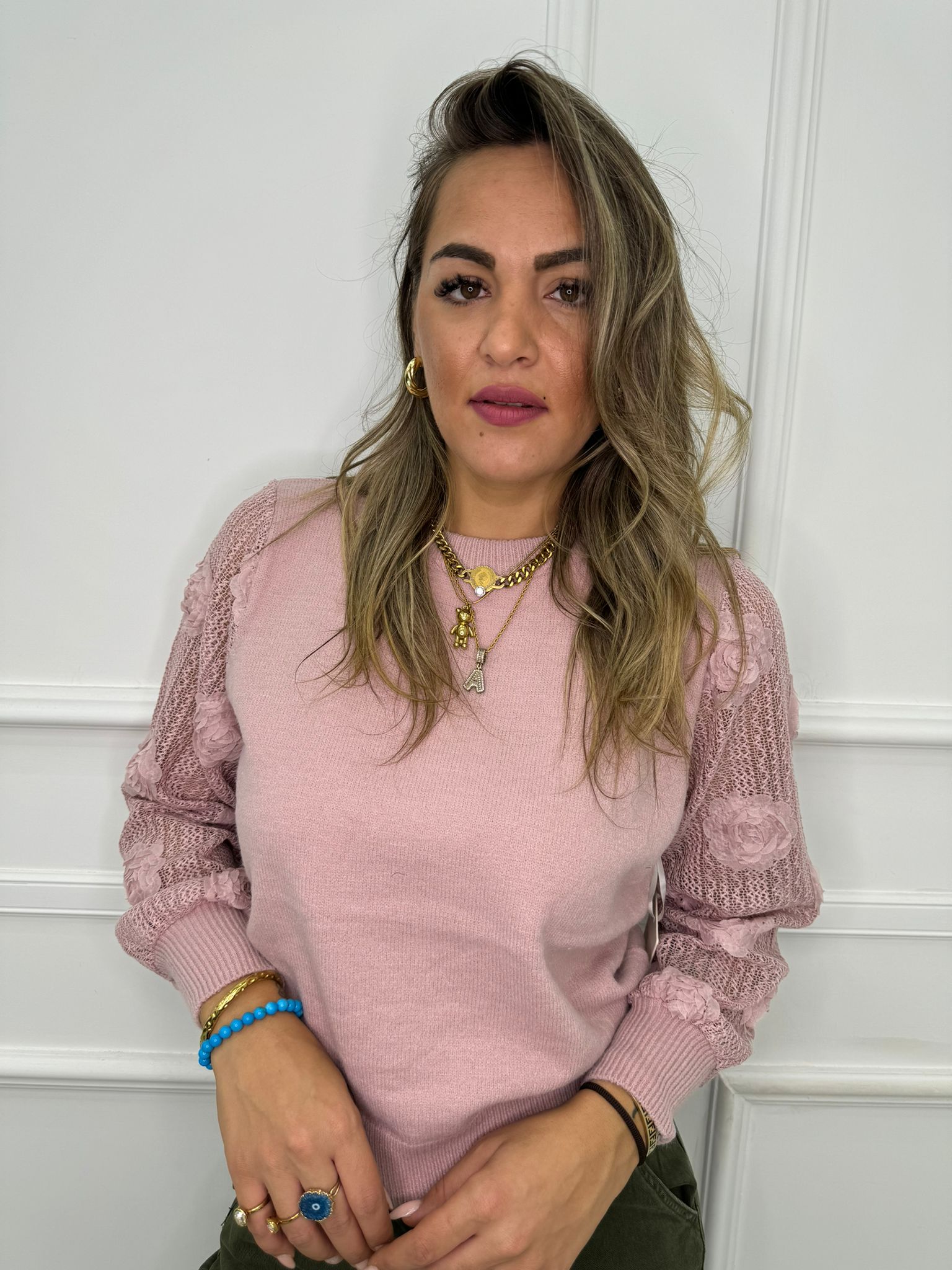 Maglioncino tinta unita con maniche traforate