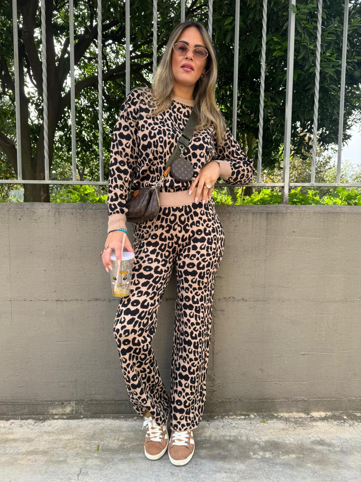 Coordinato 2 pezzi fantasia animalier con maglia giro collo