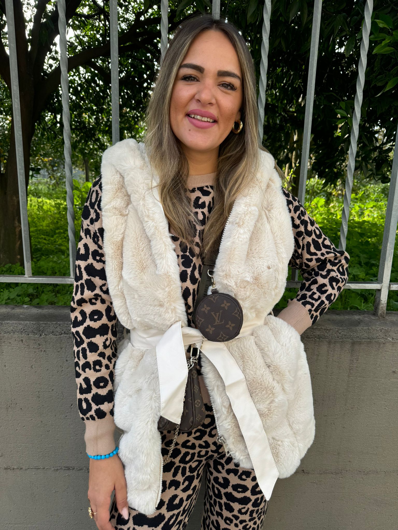 Pelliccia eco smanicata con cintura e cappuccio