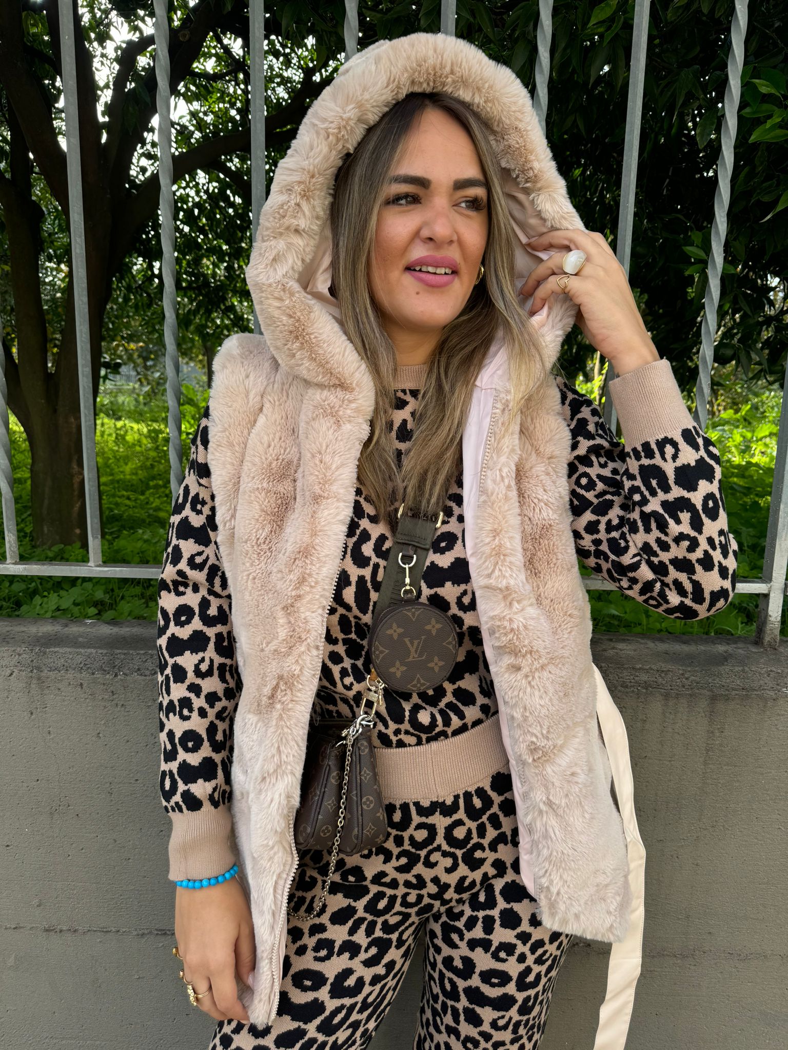 Pelliccia eco smanicata con cintura e cappuccio