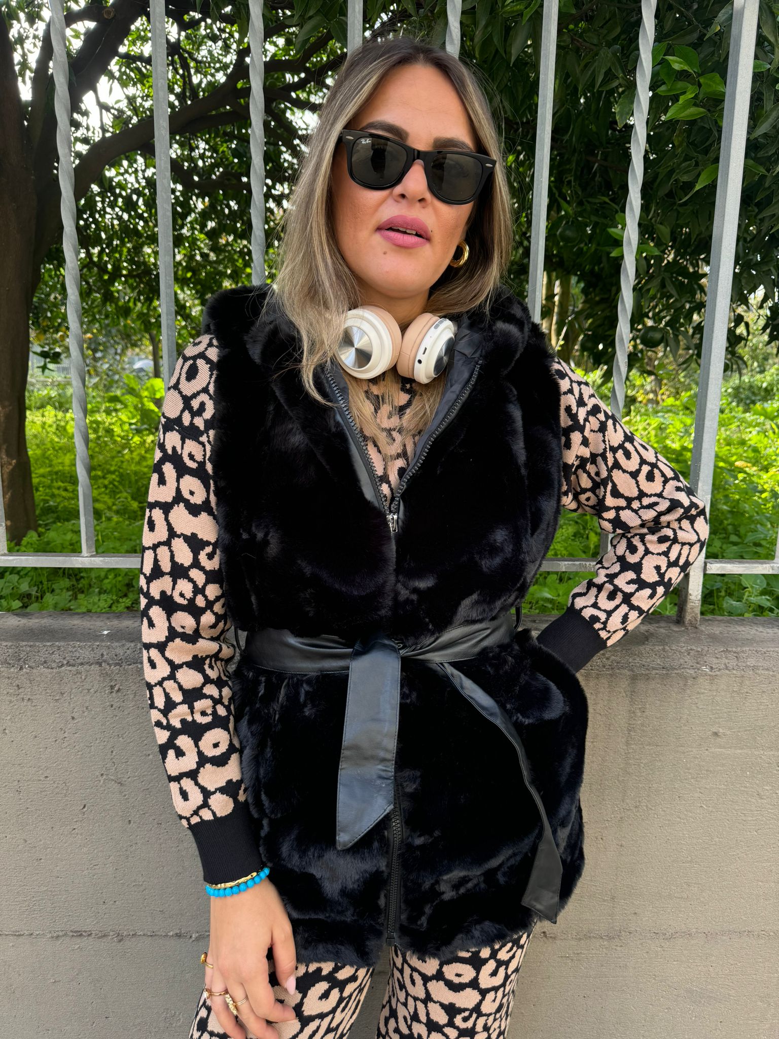 Pelliccia eco smanicata con cintura e cappuccio