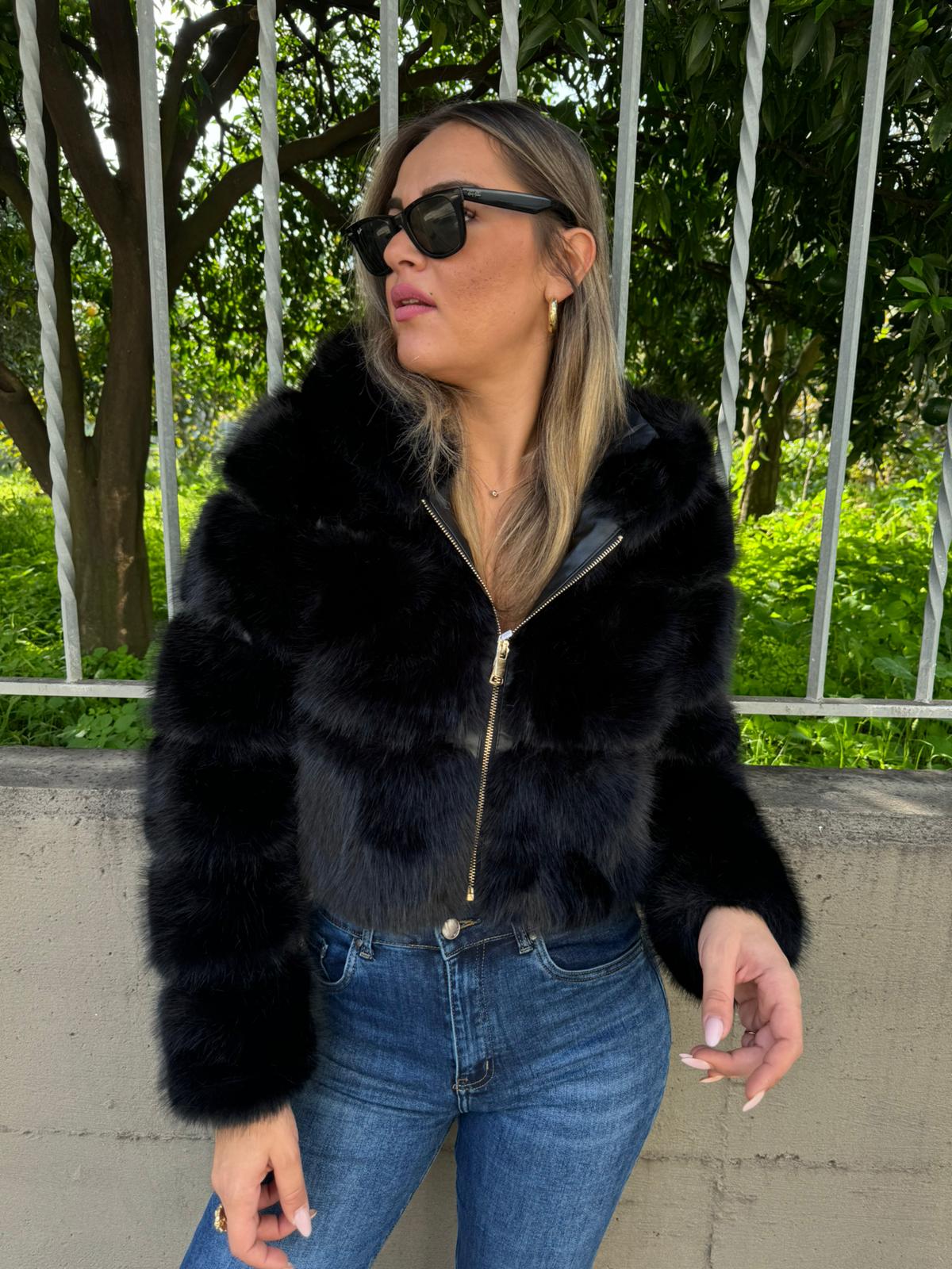 Pelliccia eco modello crop con cappuccio