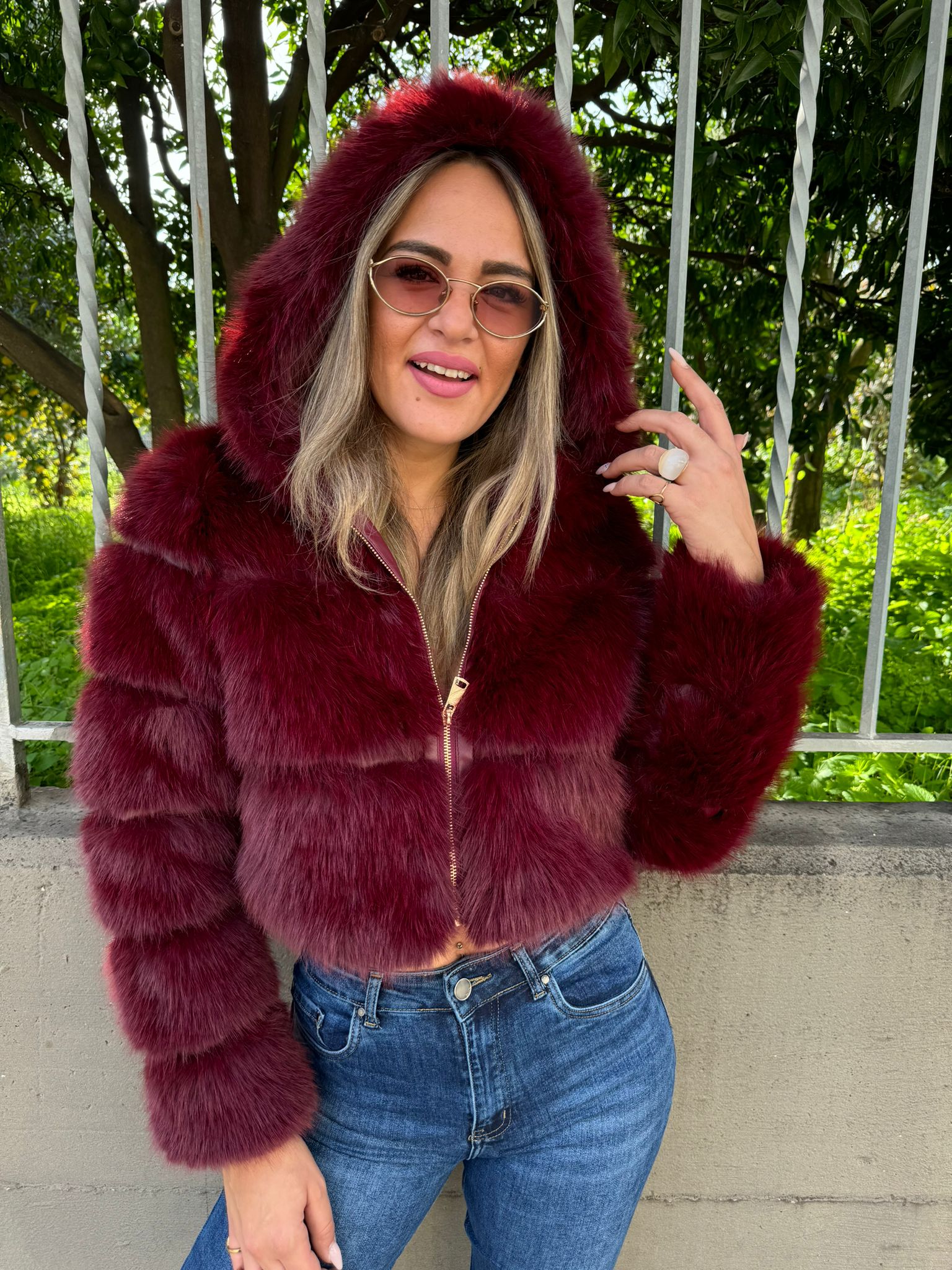 Pelliccia eco modello crop con cappuccio