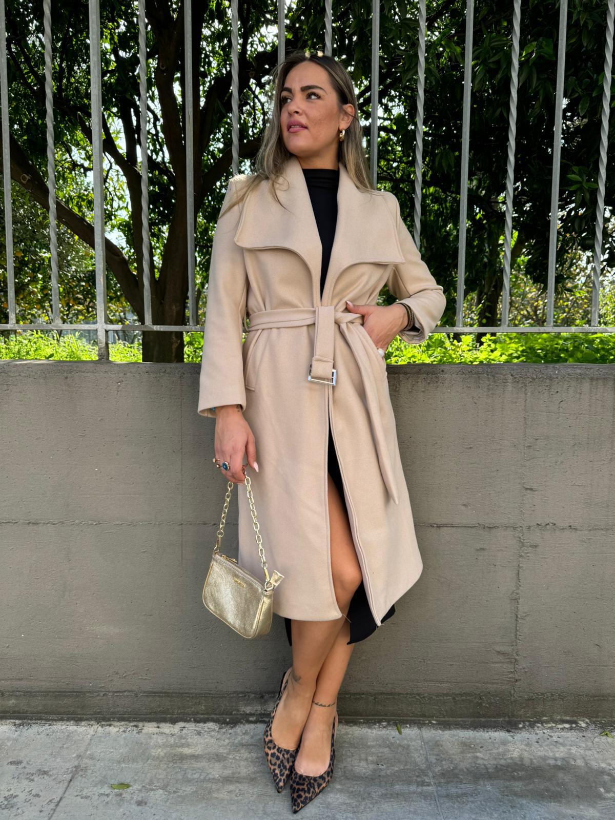 Cappotto tinta unita con cintura in vita