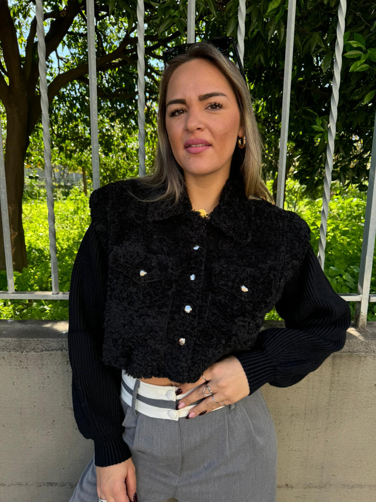 Giubbino teddy con maniche particolari