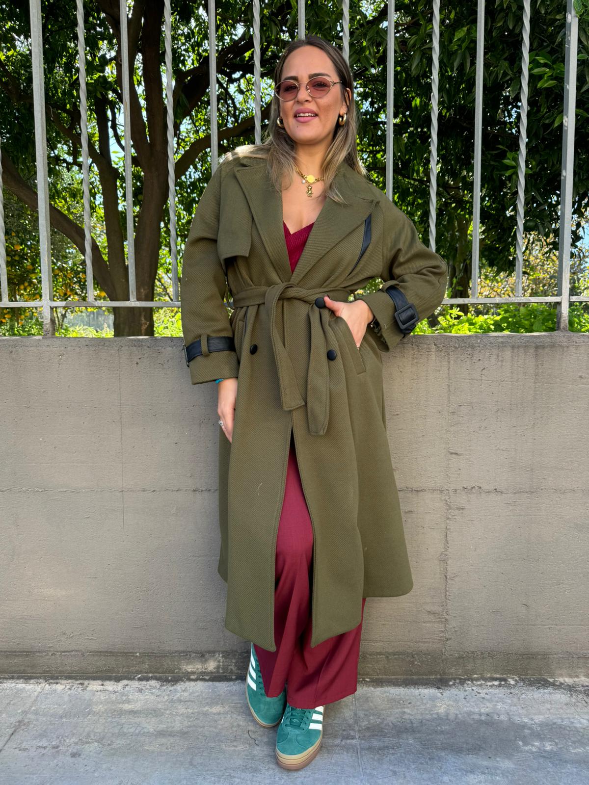 Cappotto doppio petto con cintura e fibbie eco pelle