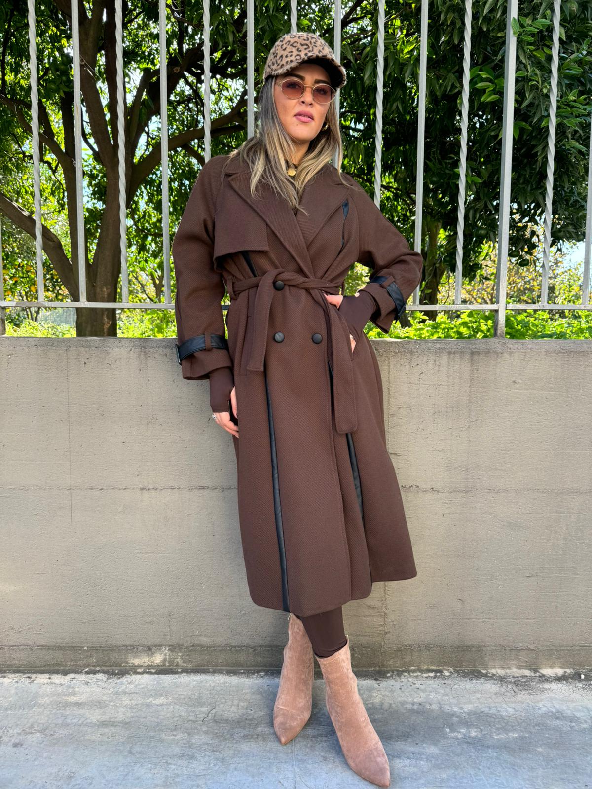 Cappotto doppio petto con cintura e fibbie eco pelle