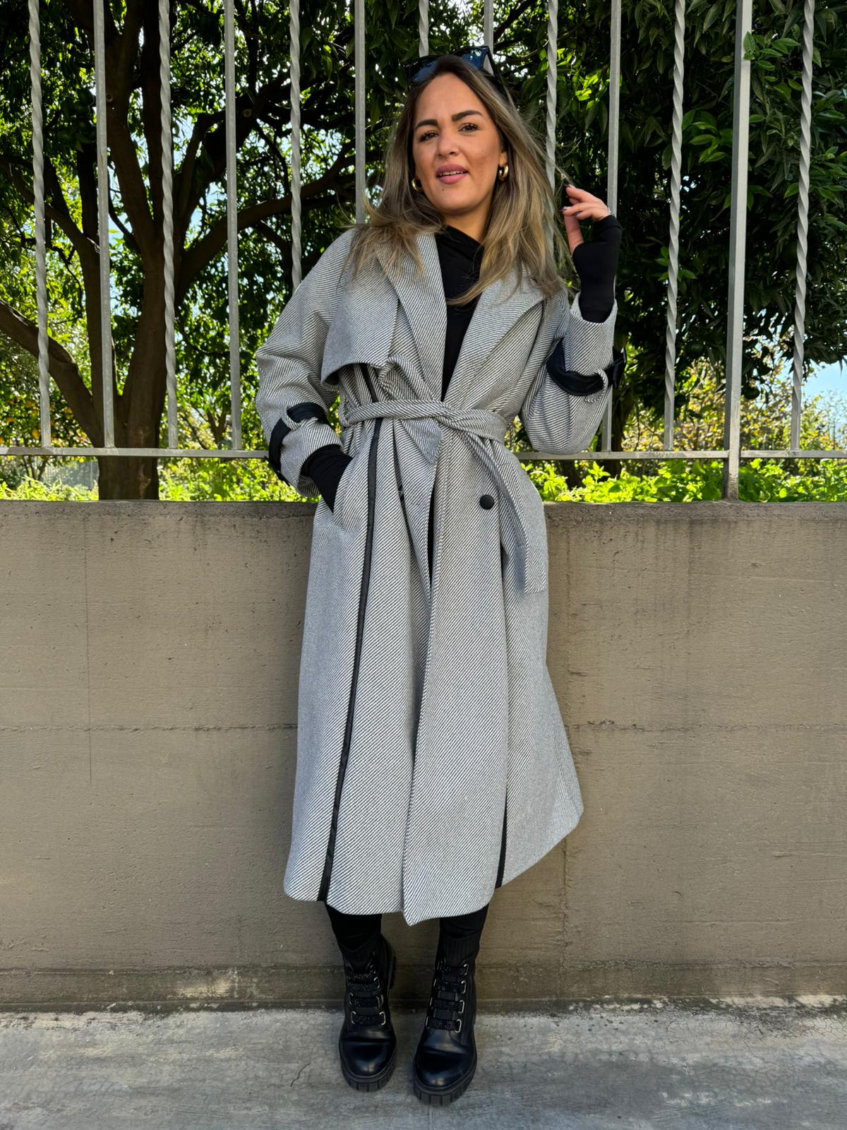 Cappotto doppio petto con cintura e fibbie eco pelle