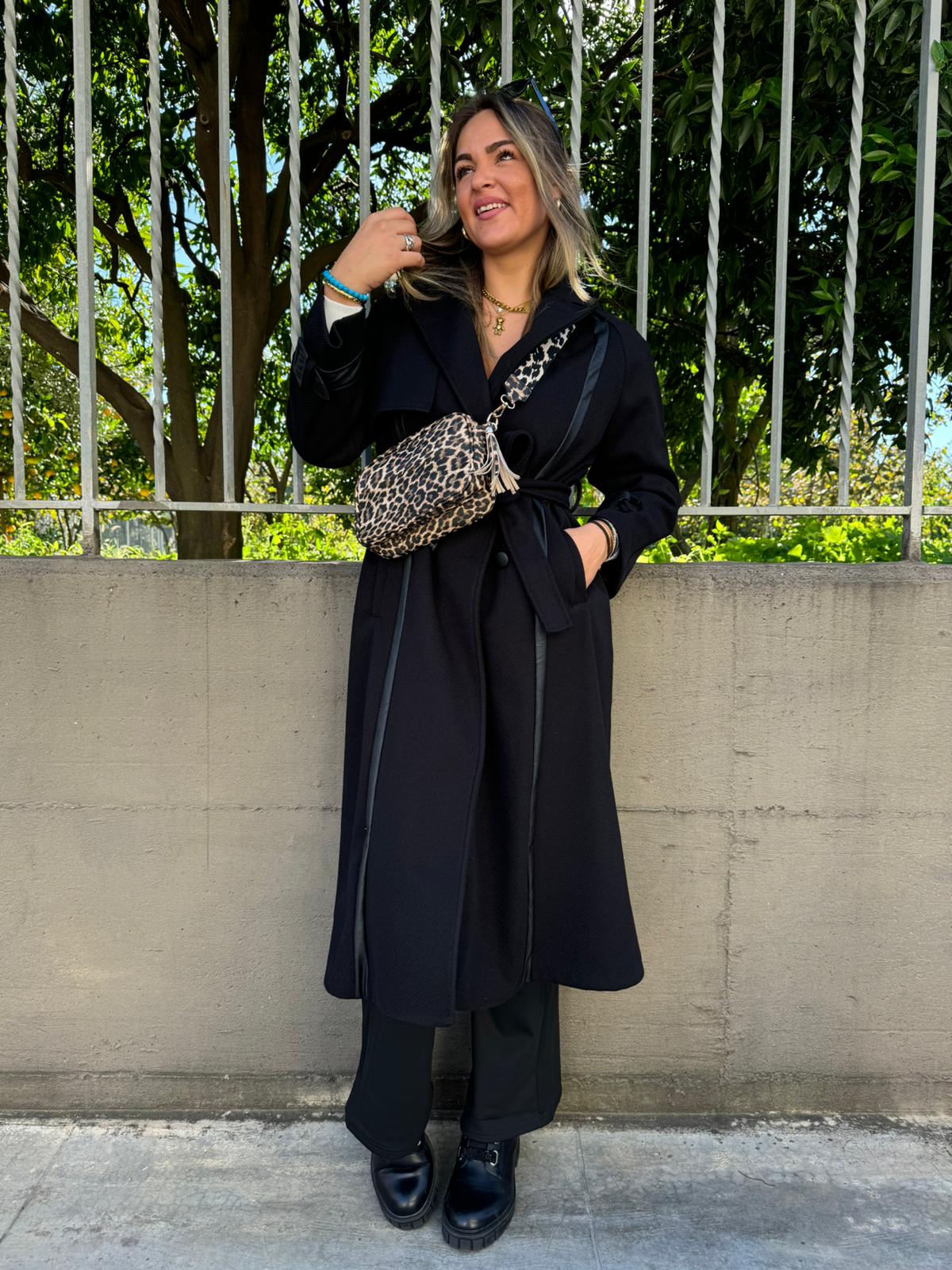 Cappotto doppio petto con cintura e fibbie eco pelle