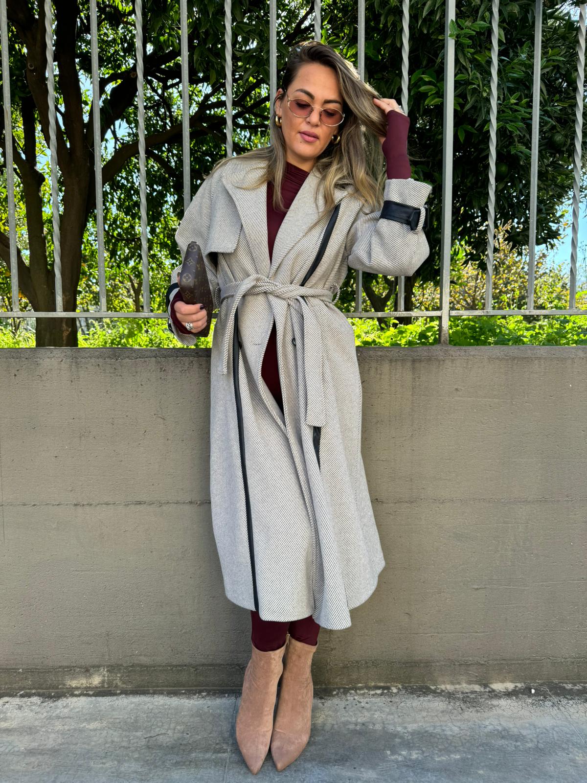 Cappotto doppio petto con cintura e fibbie eco pelle