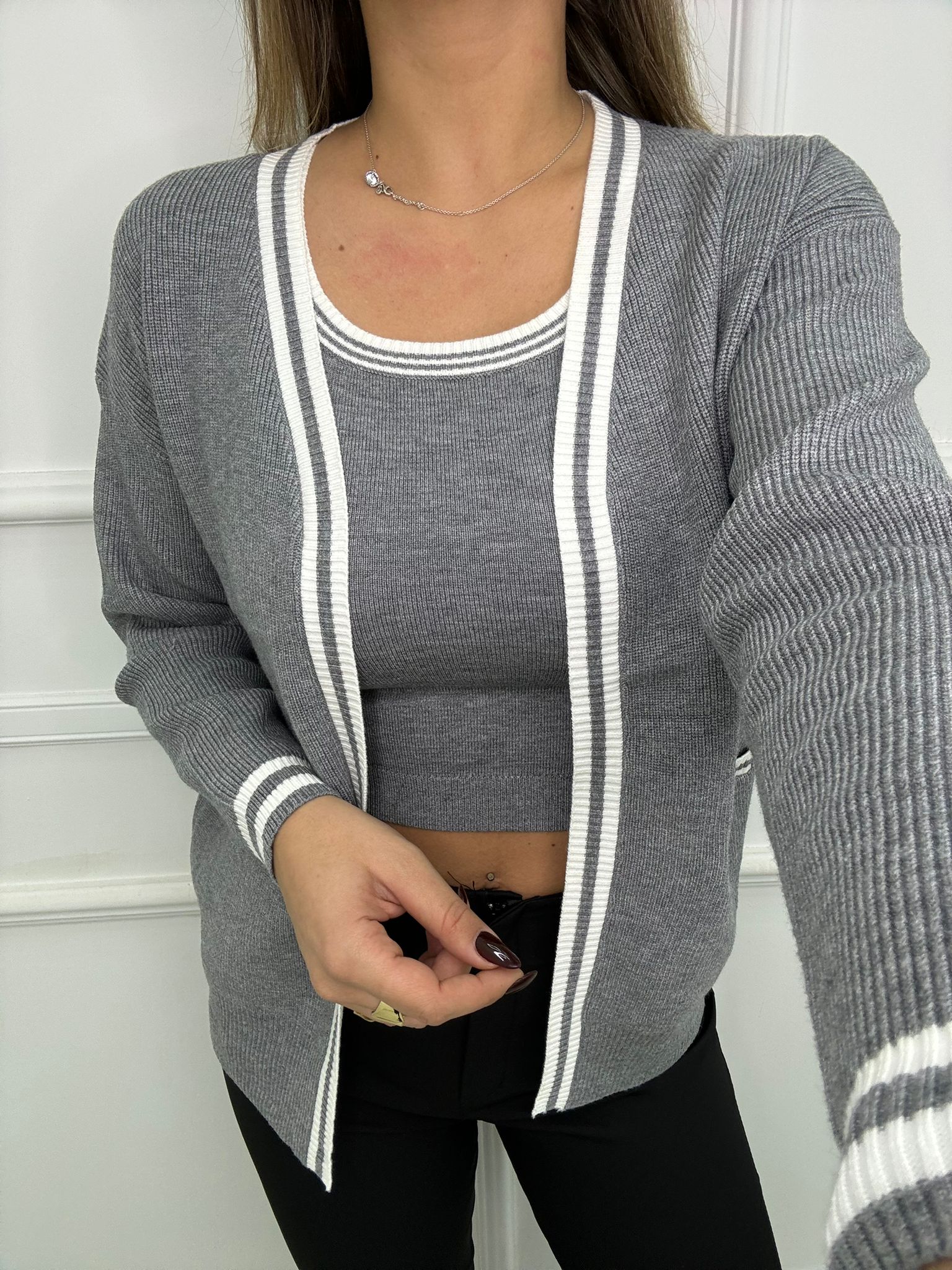 Twin set con canotta e cardigan