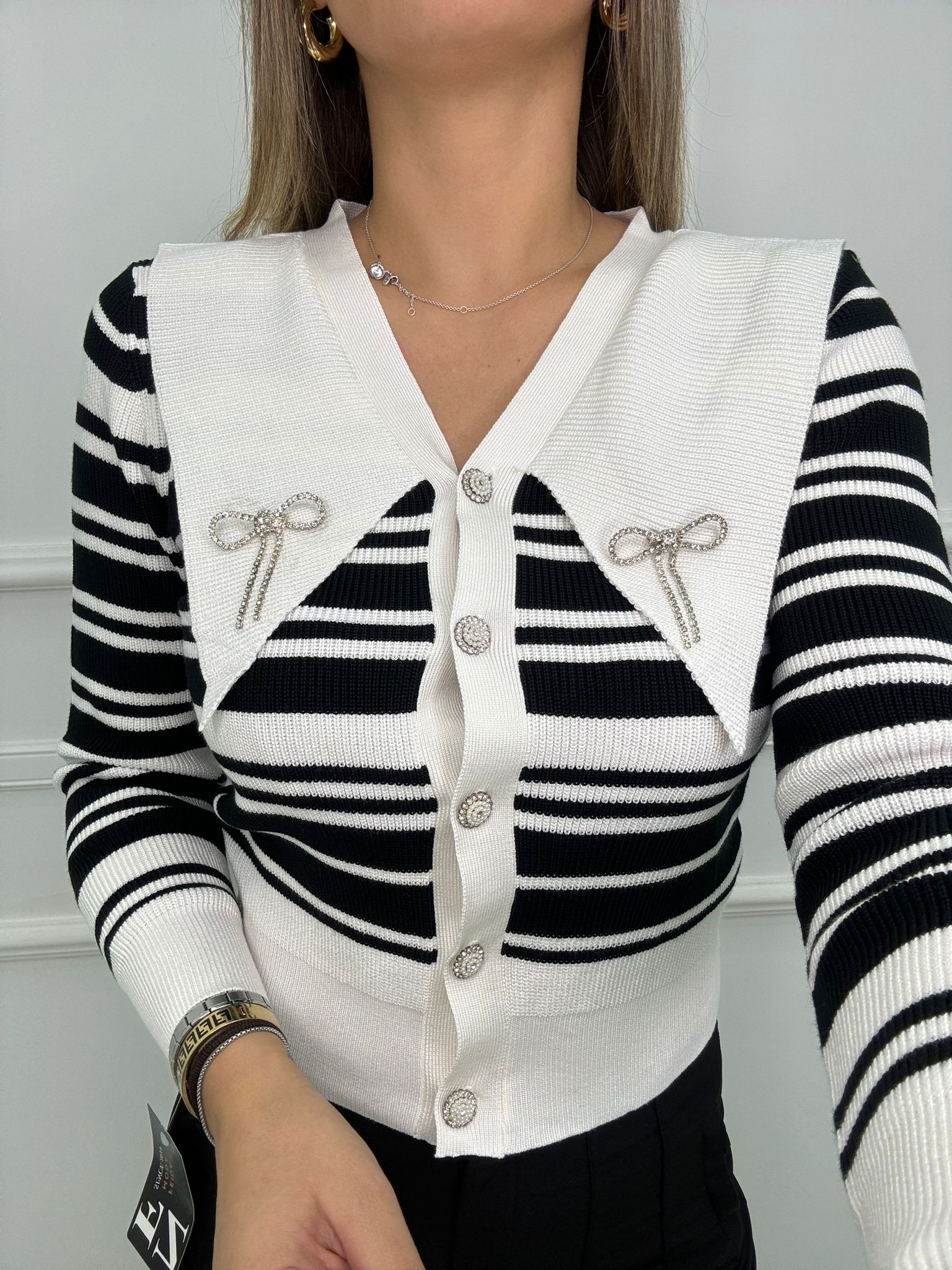 Cardigan a righe con collo a punta e swarovski