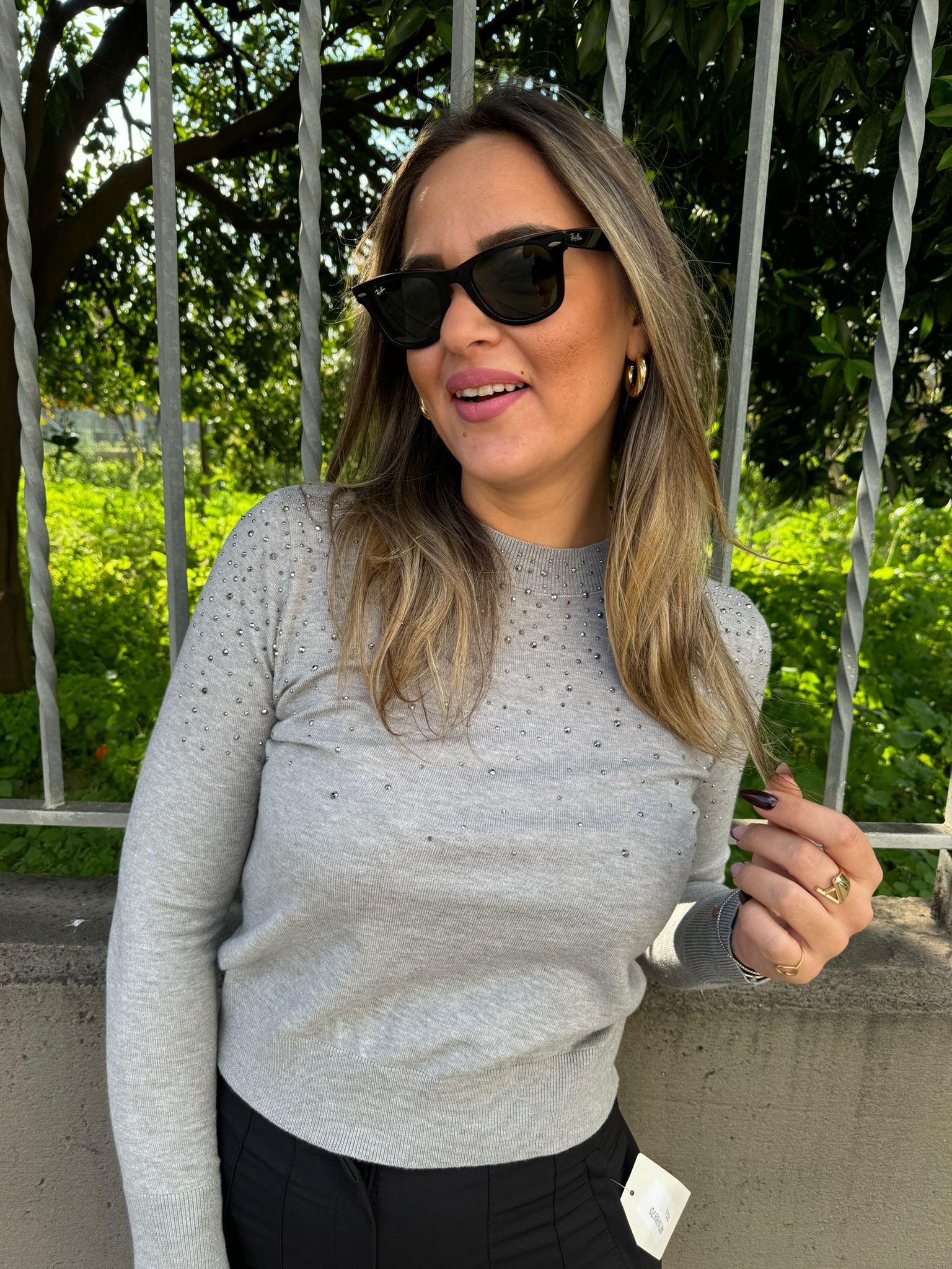 Maglioncino con brillantini nella parte superiore