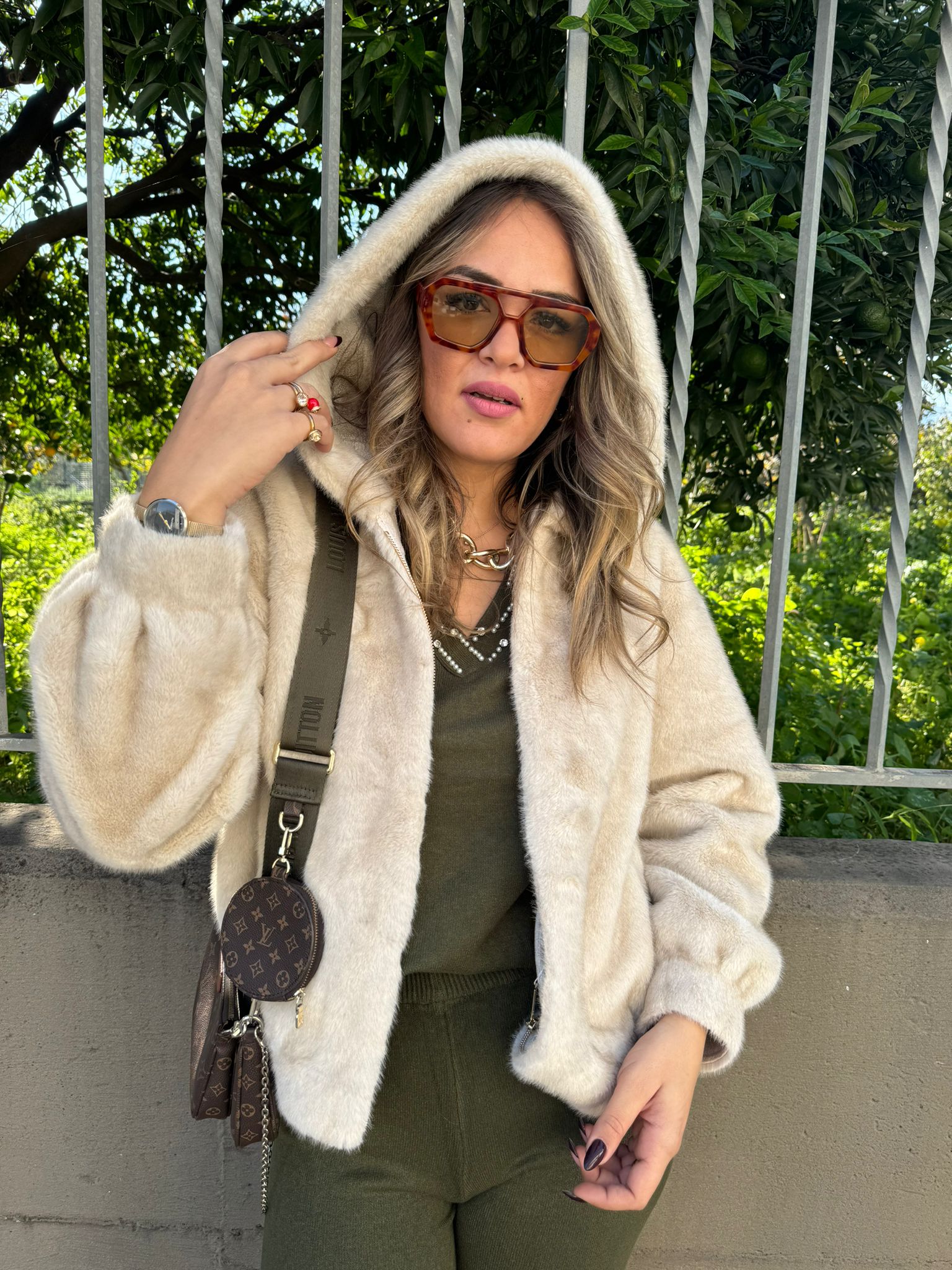 Pelliccia eco tinta unita con cappuccio e zip