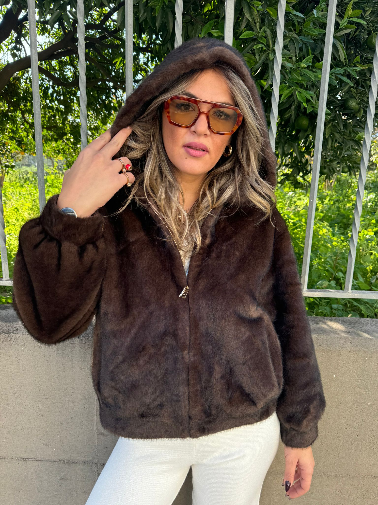 Pelliccia eco tinta unita con cappuccio e zip