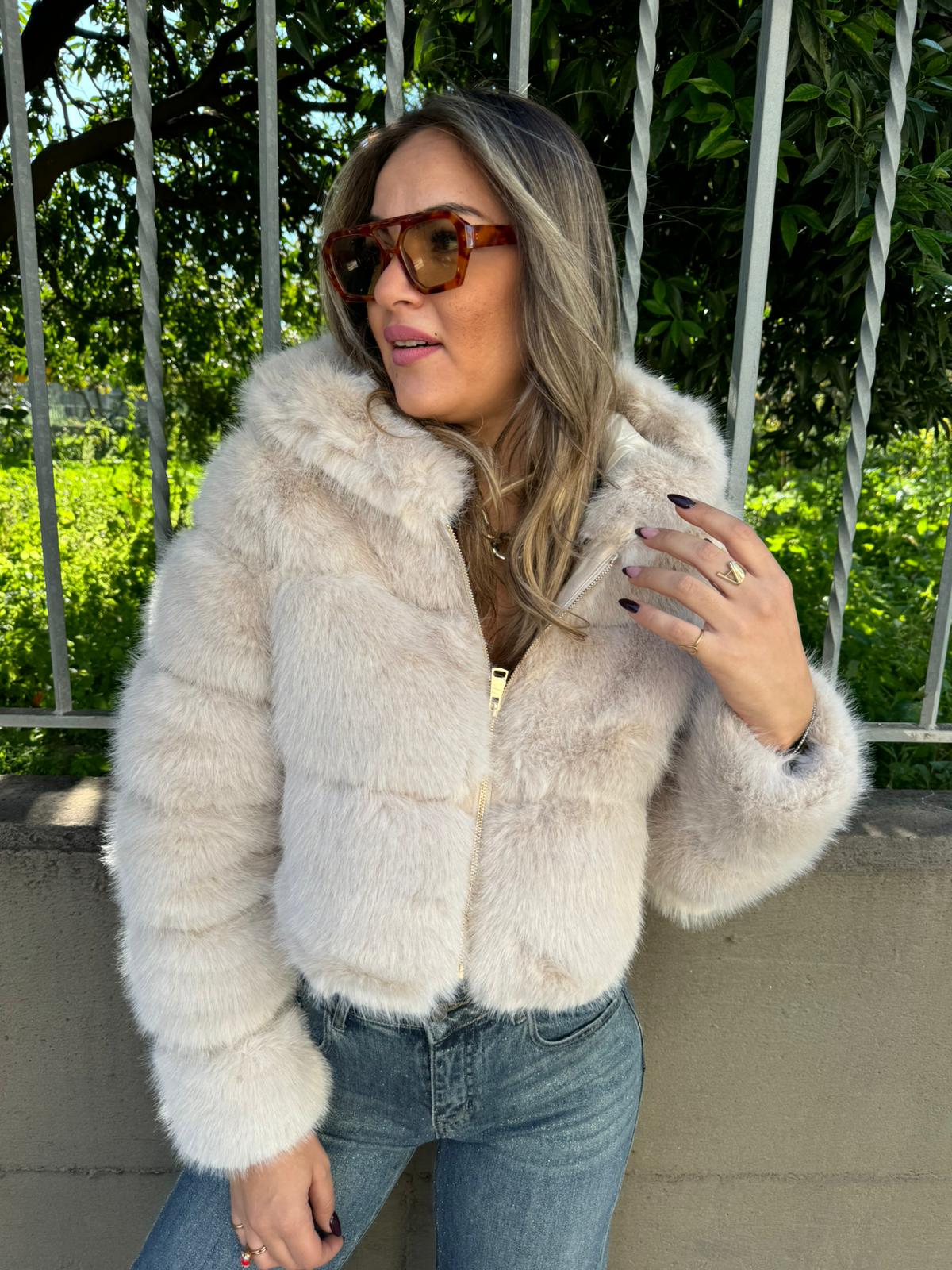 Pelliccia eco modello crop con cappuccio