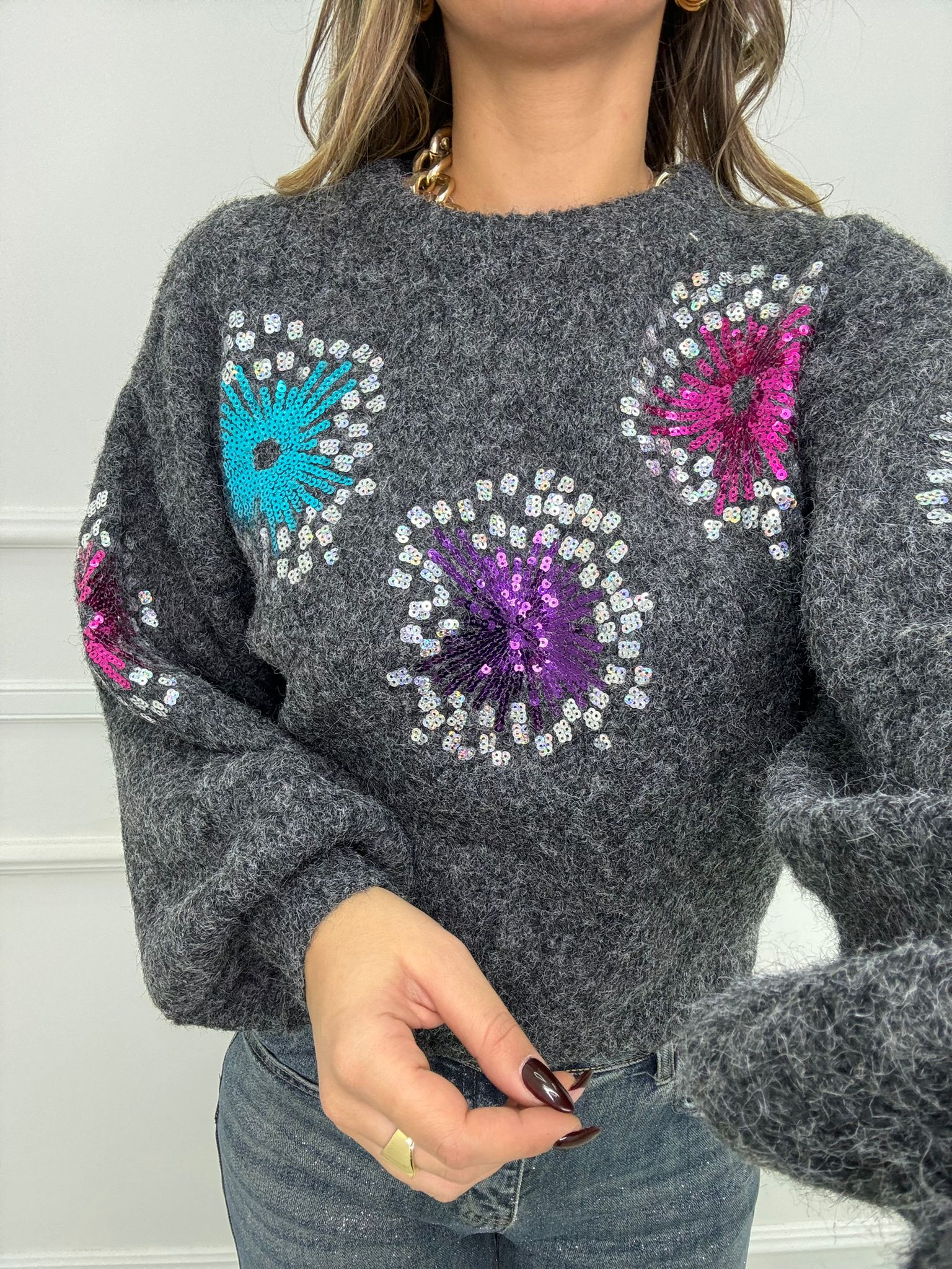 Maglione con paillettes e maniche a palloncino
