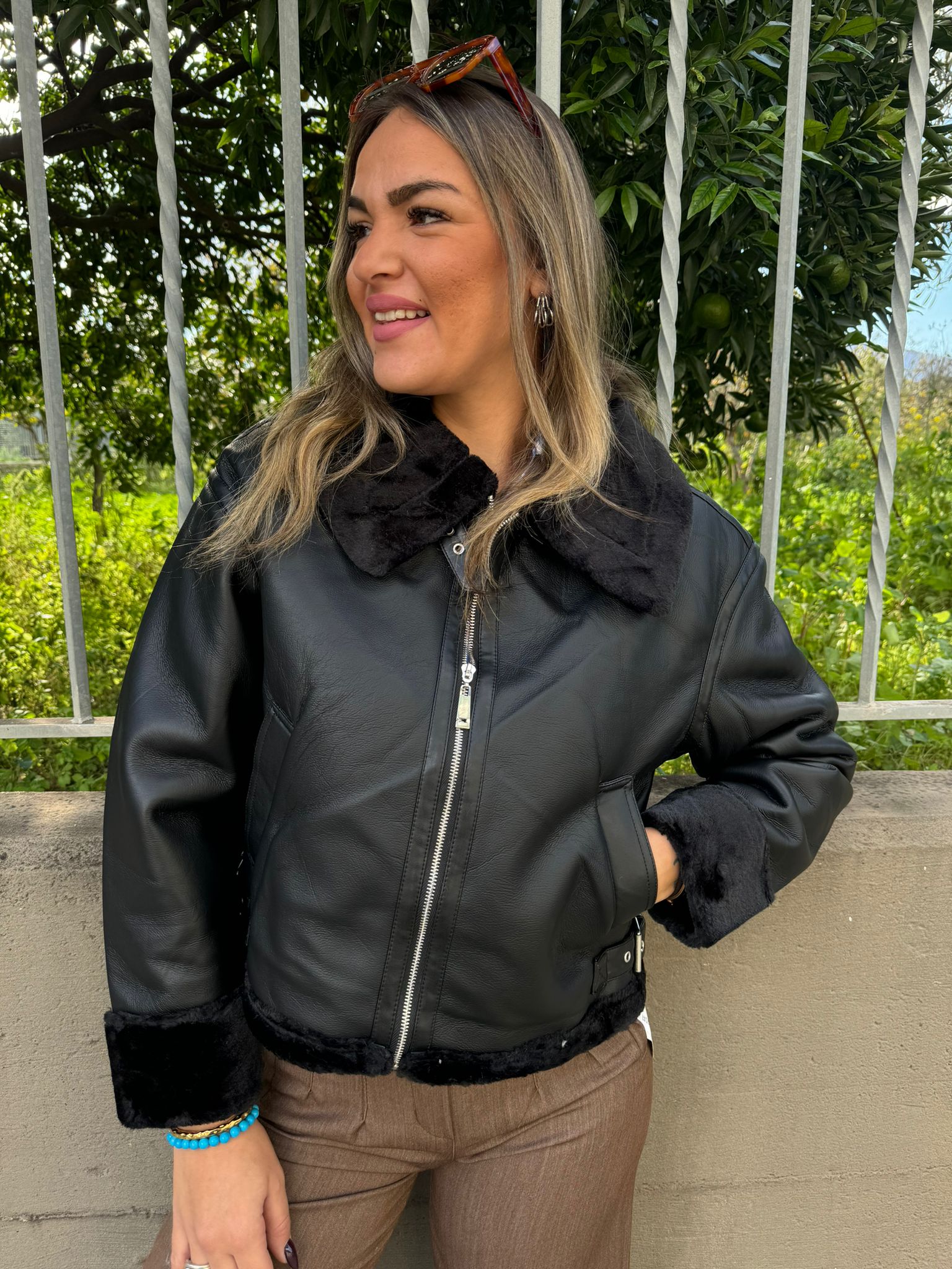 Montoncino eco pelle con zip avanti