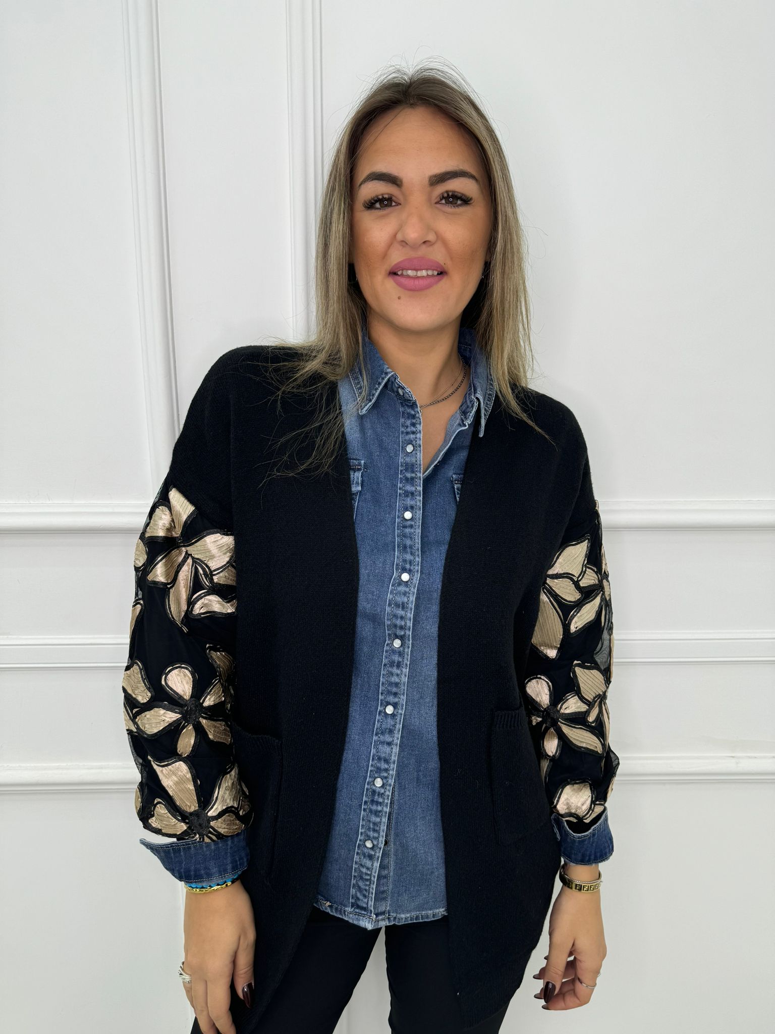 Cardigan tinta unita con fiori alle maniche