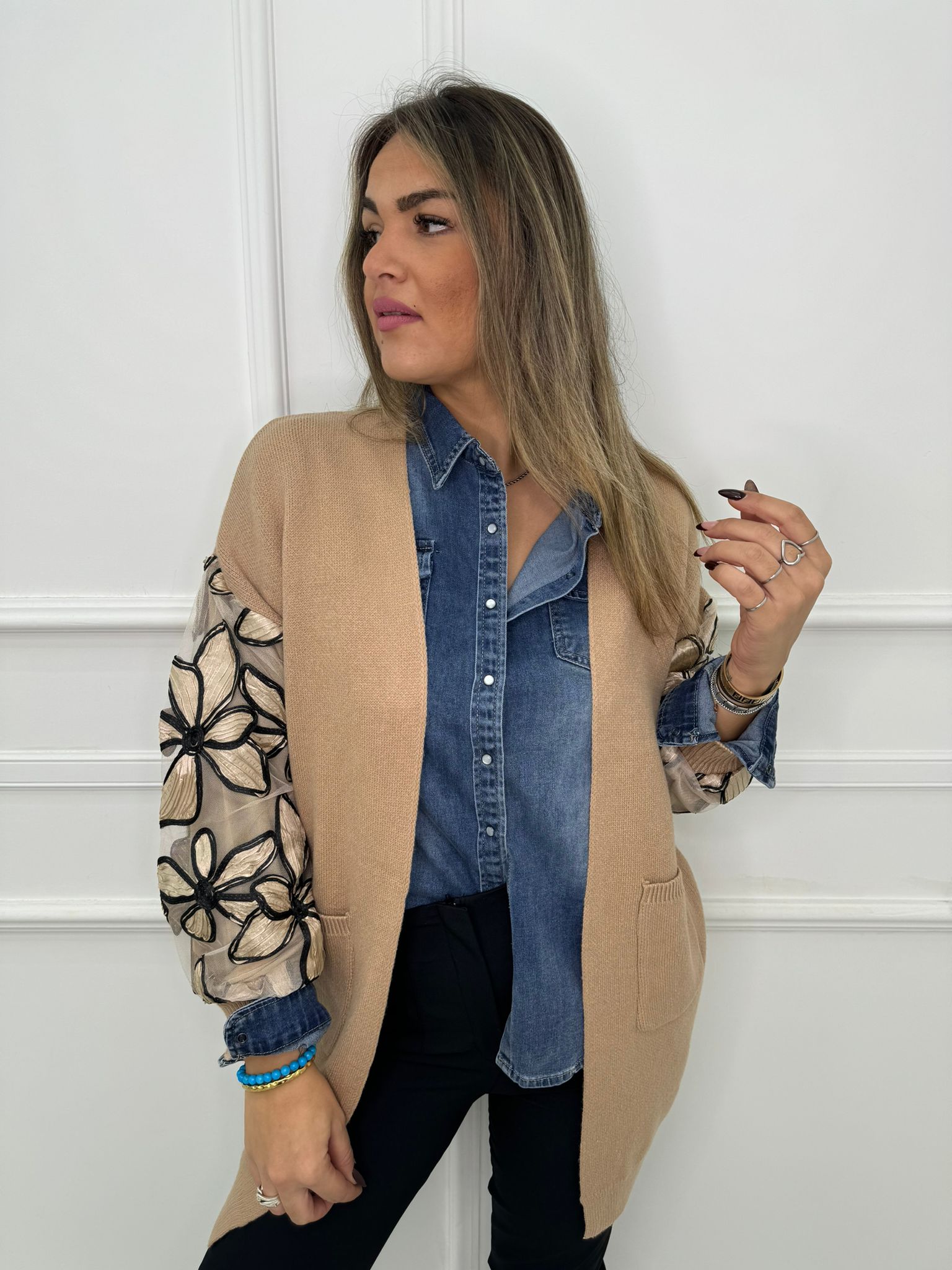 Cardigan tinta unita con fiori alle maniche