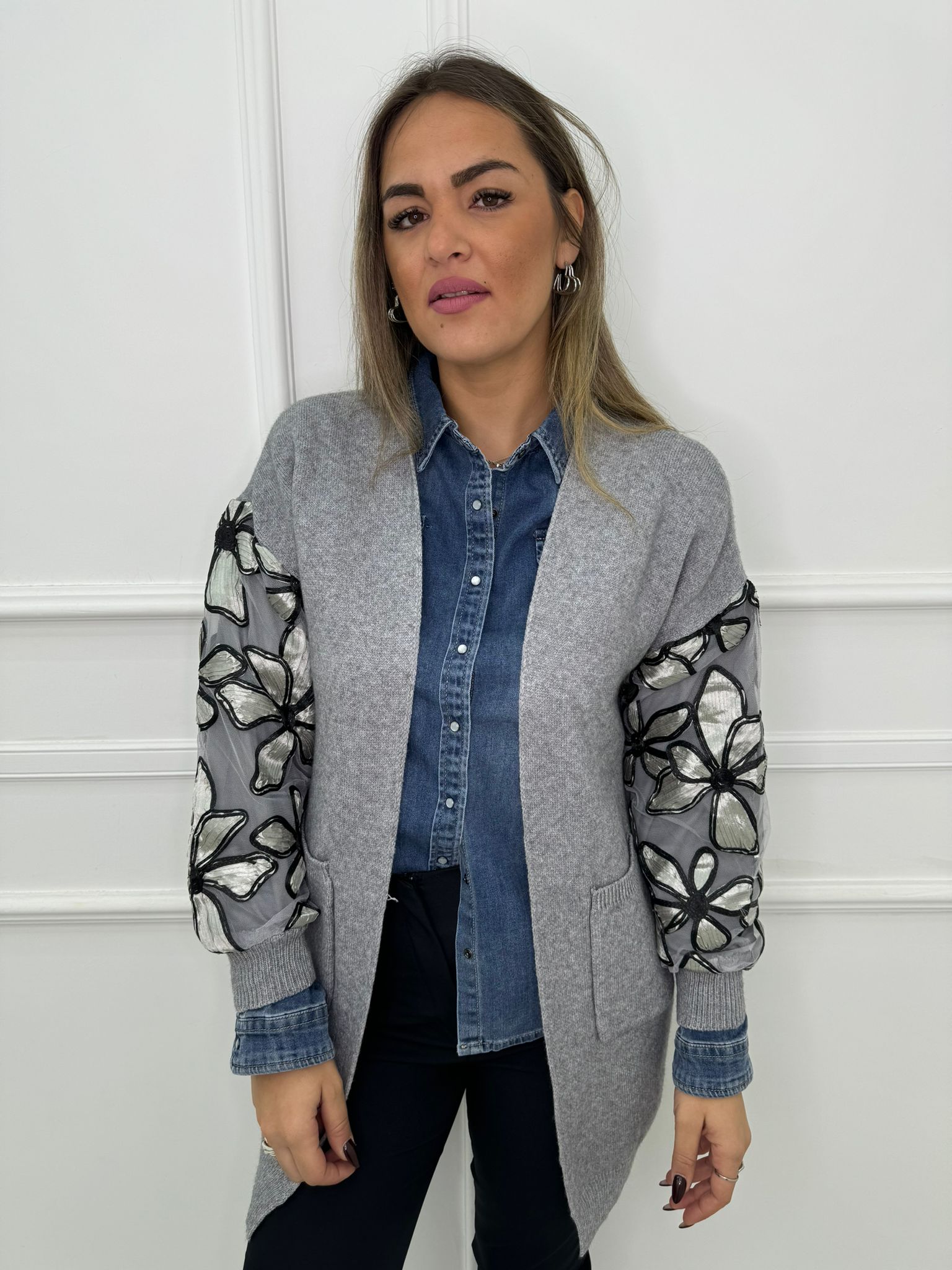 Cardigan tinta unita con fiori alle maniche