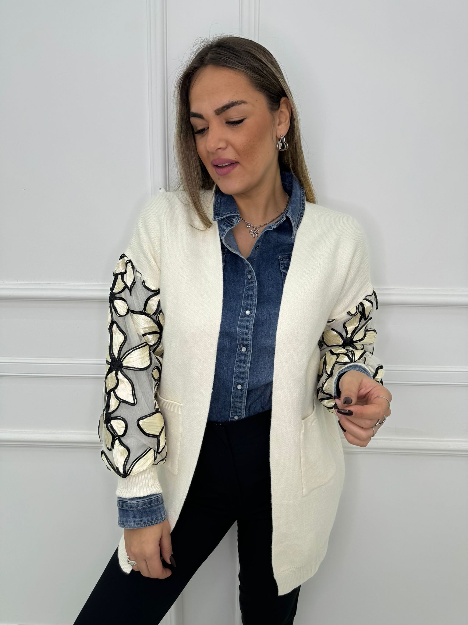 Cardigan tinta unita con fiori alle maniche