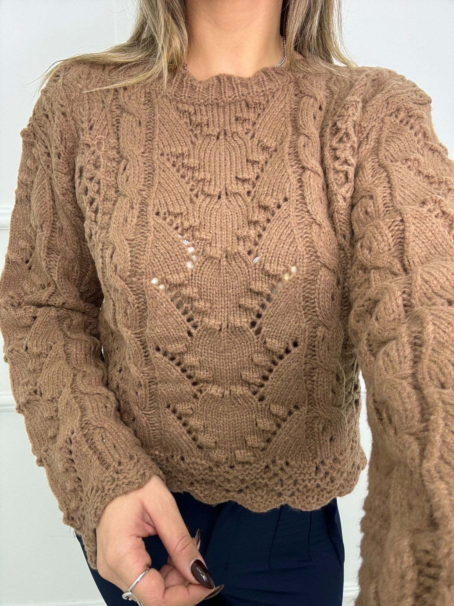 Maglione traforato con maniche a campana