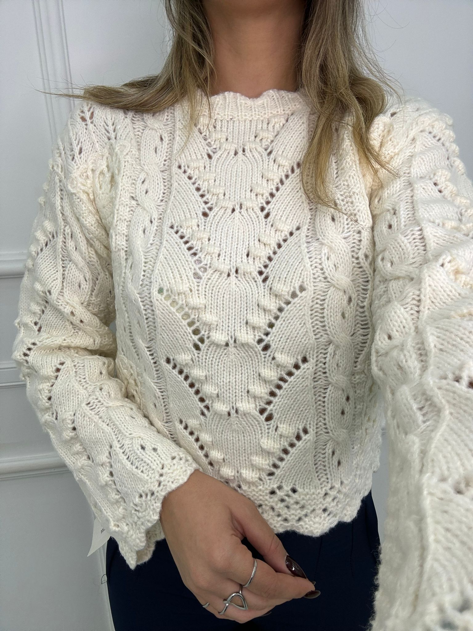 Maglione traforato con maniche a campana