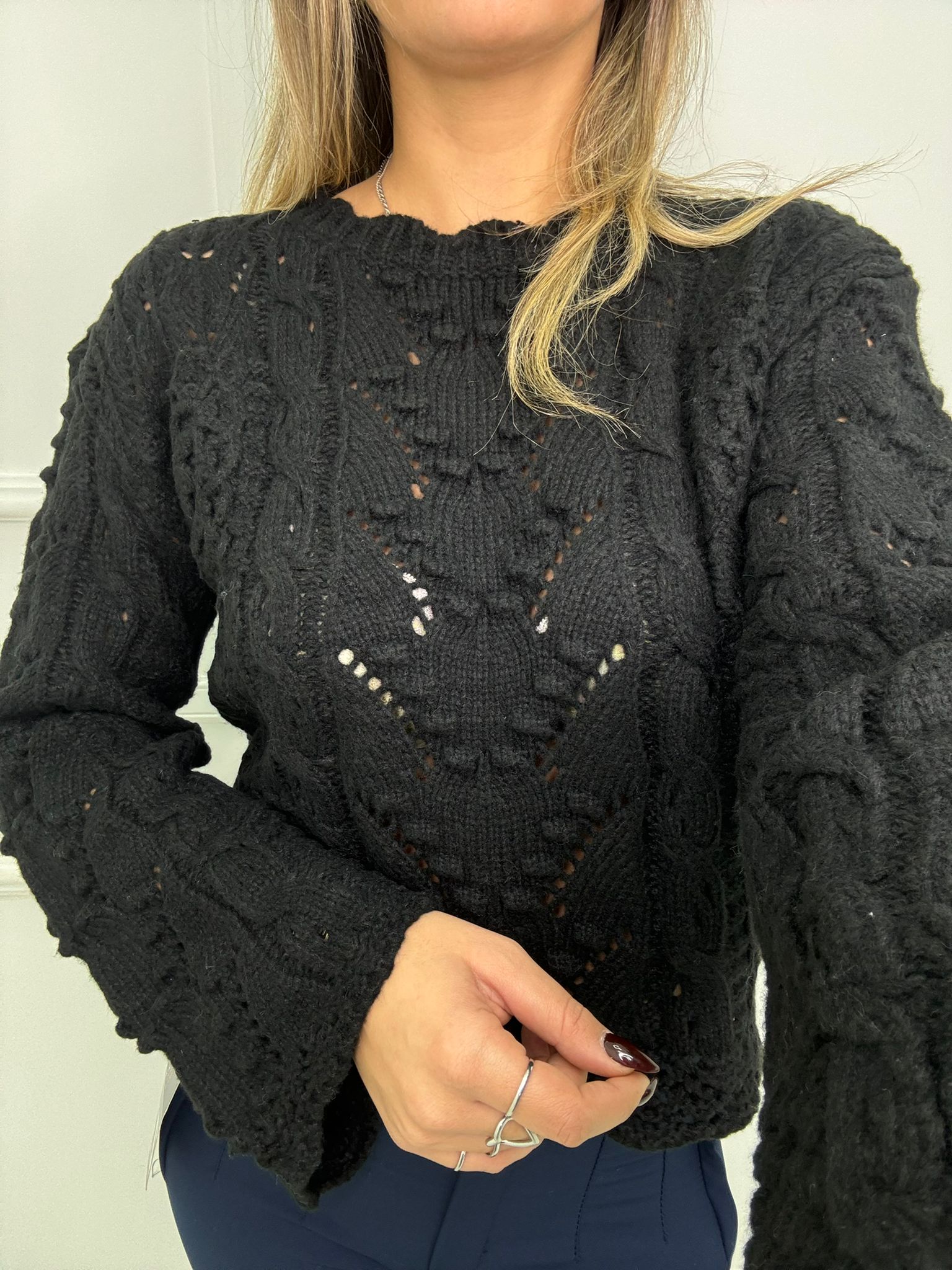 Maglione traforato con maniche a campana