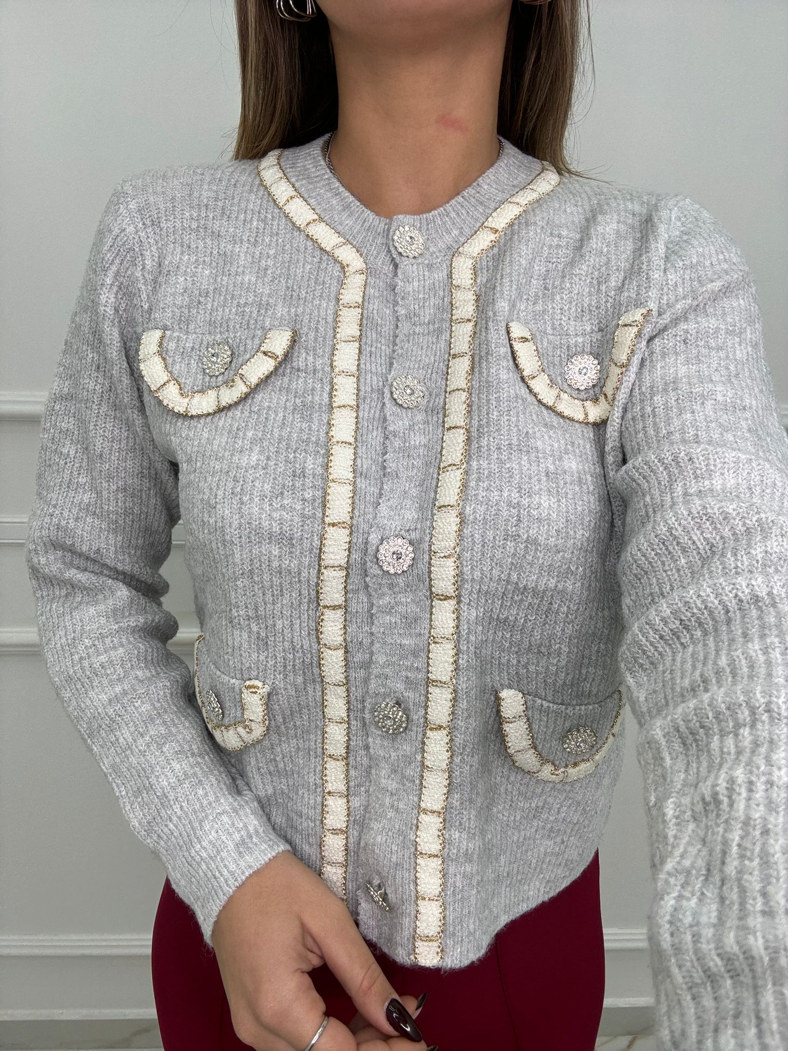 Cardigan con bottoni gioiello e inserti laminati