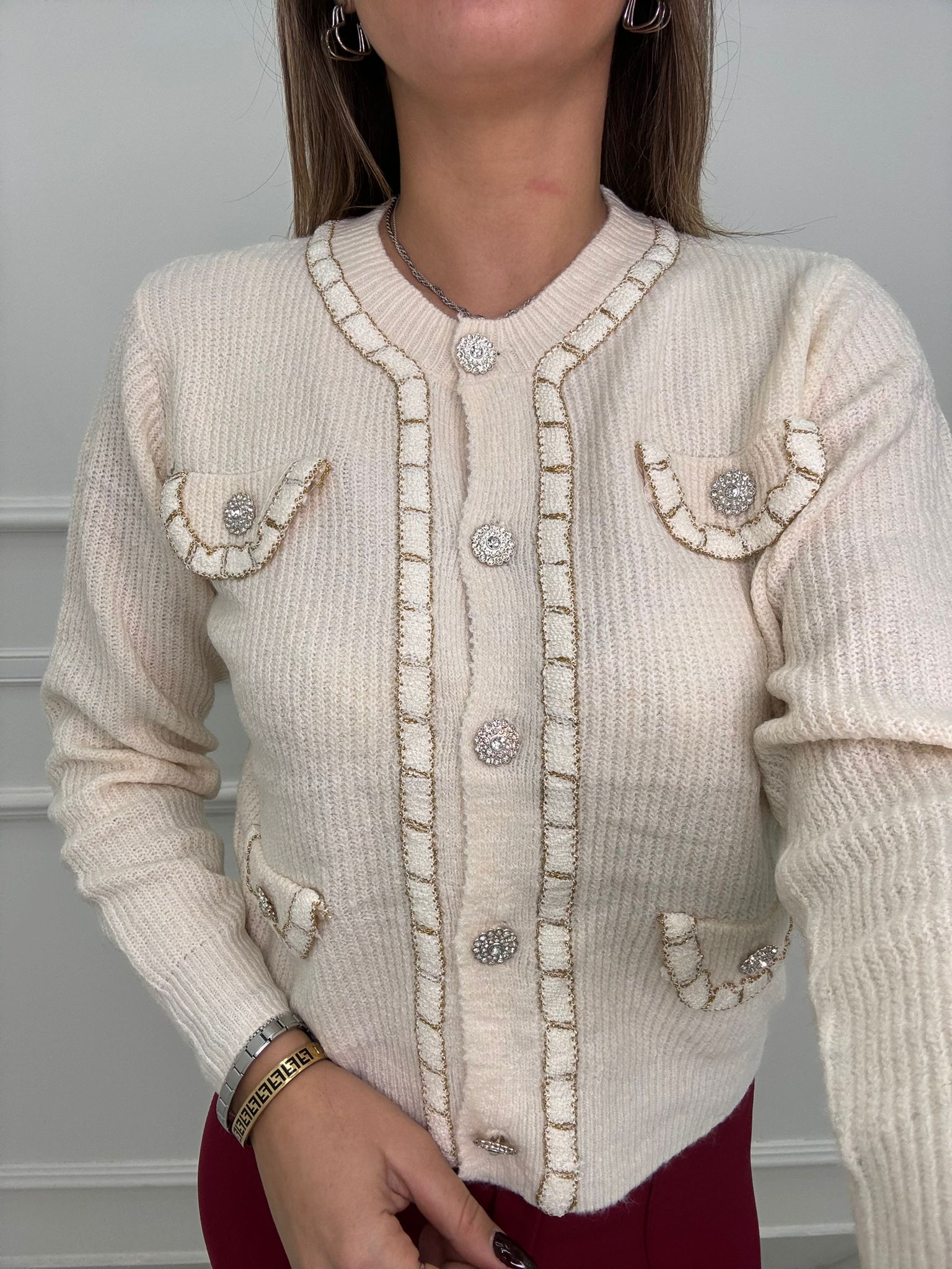 Cardigan con bottoni gioiello e inserti laminati