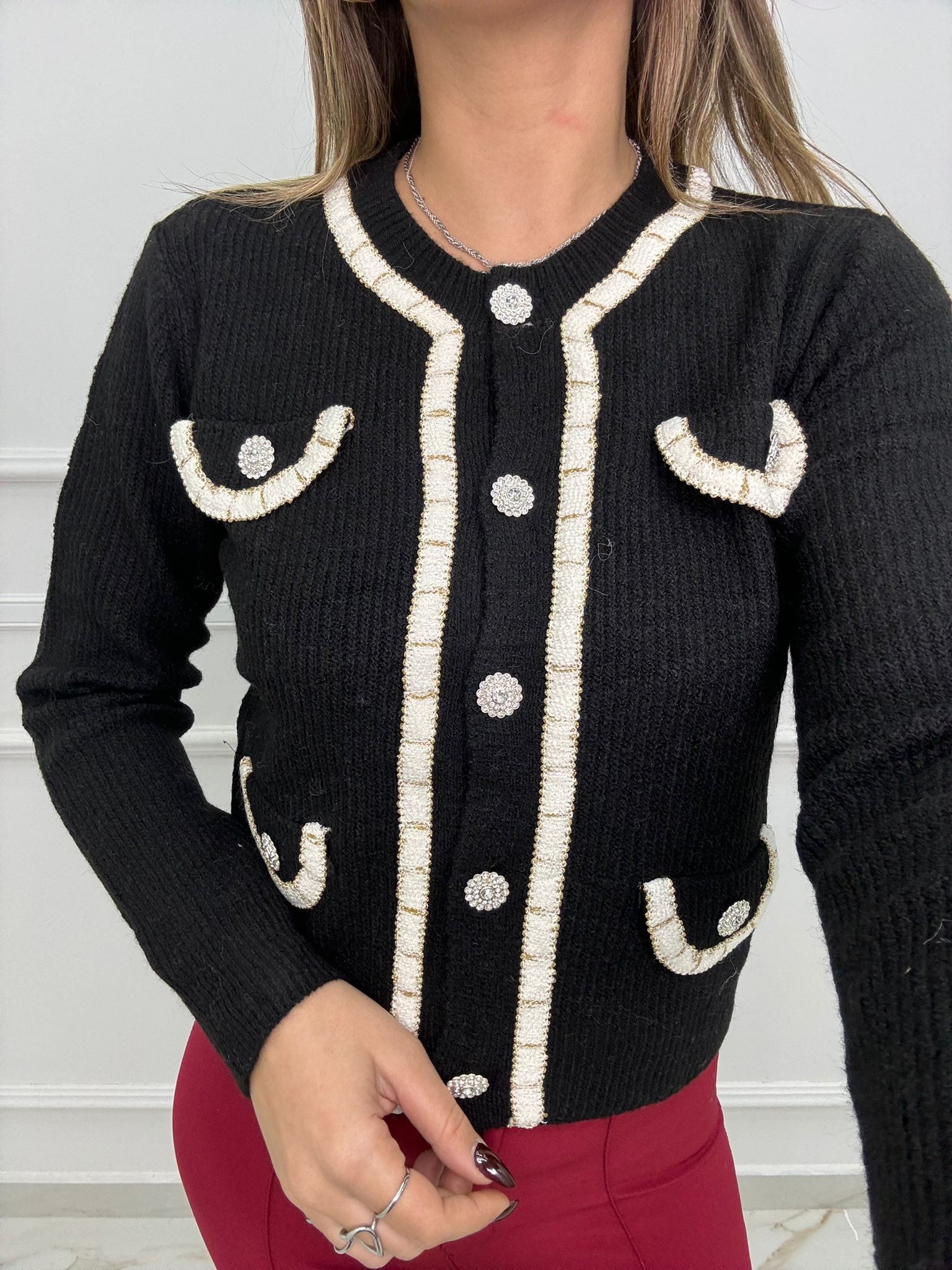 Cardigan con bottoni gioiello e inserti laminati