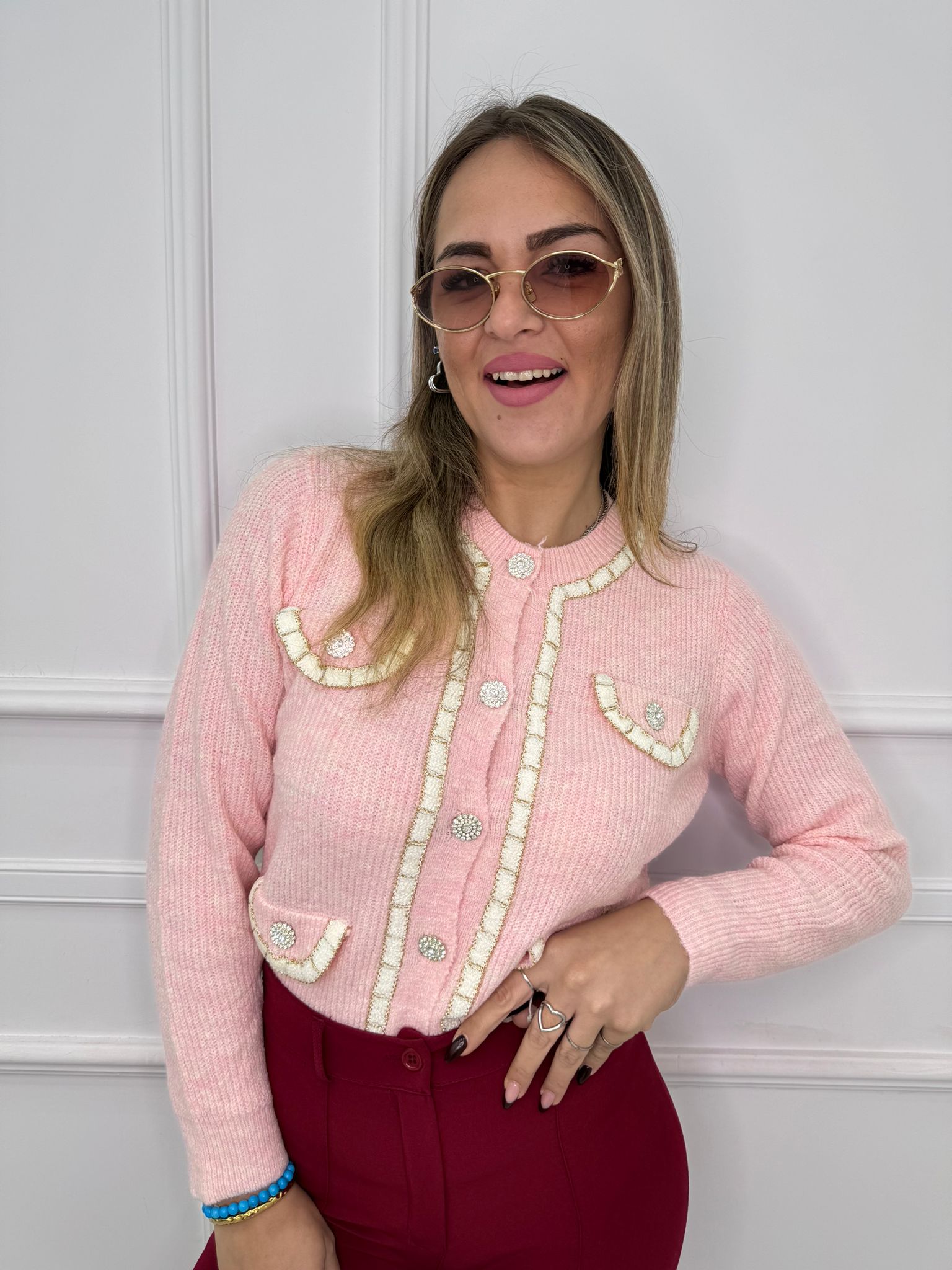 Cardigan con bottoni gioiello e inserti laminati
