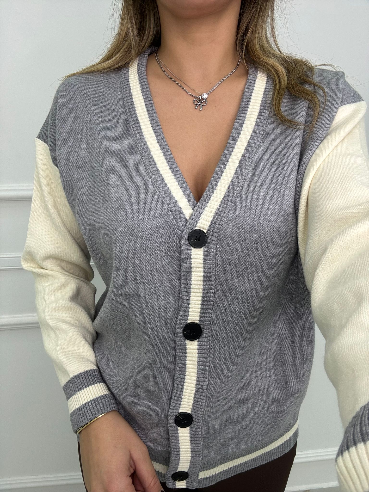 Cardigan bicolore con stampa dietro