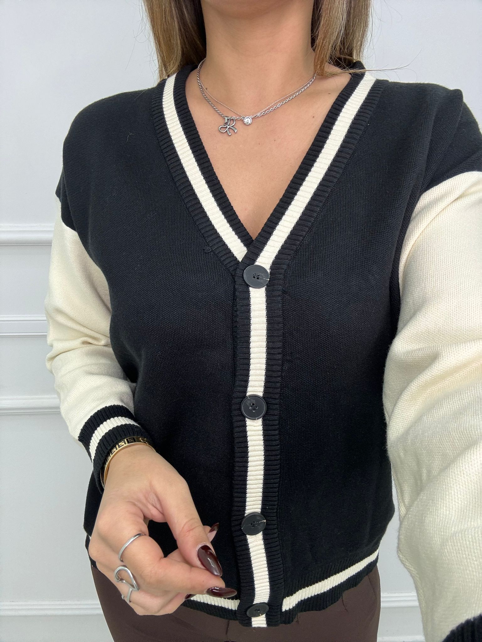 Cardigan bicolore con stampa dietro