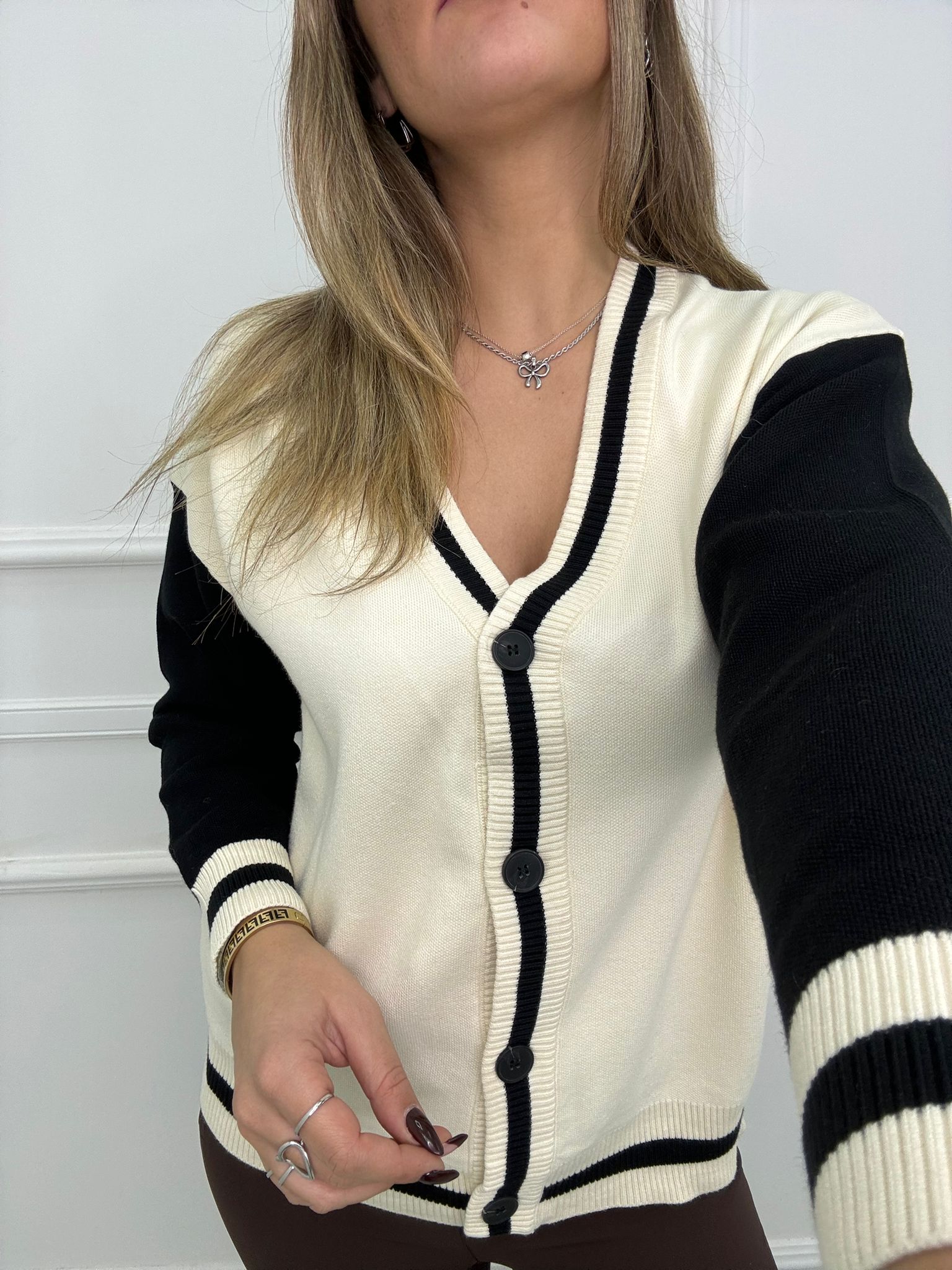 Cardigan bicolore con stampa dietro