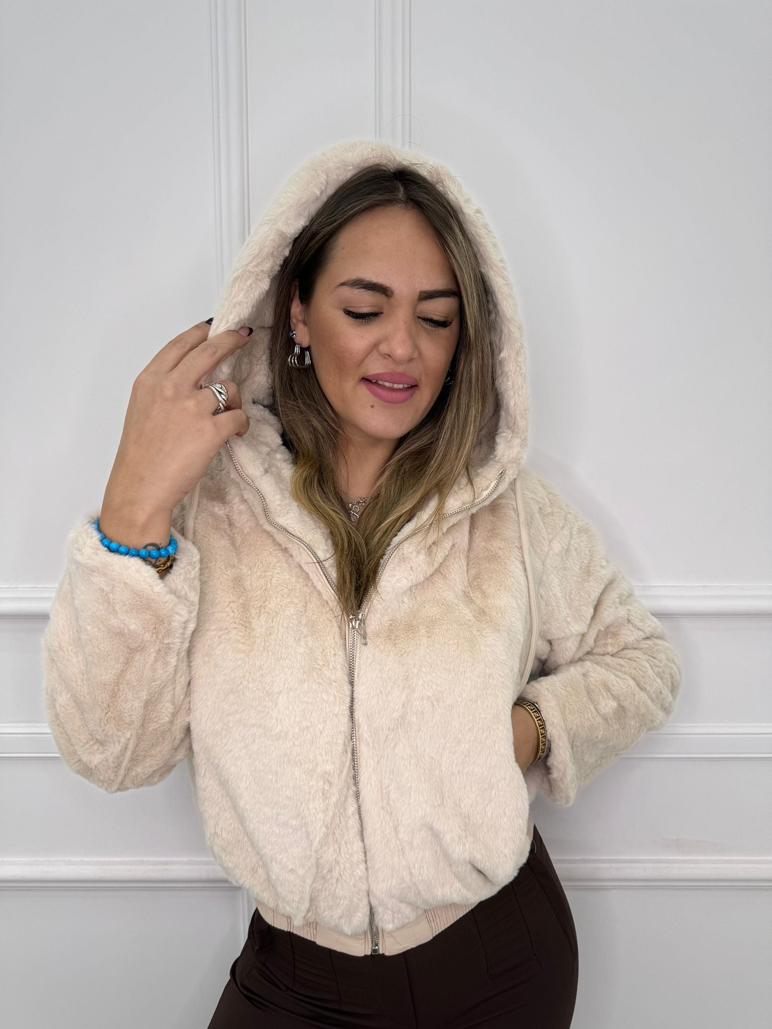 Pelliccia eco con cappuccio e zip avanti