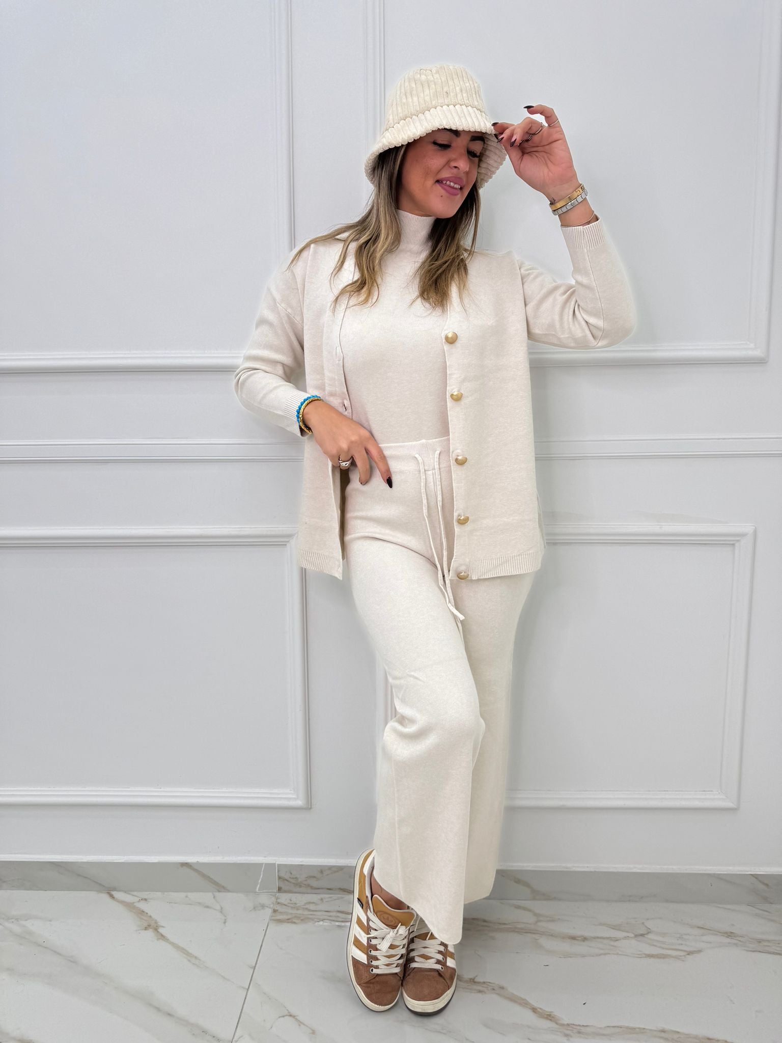Coordinato 3 pezzi con cardigan bottoni oro