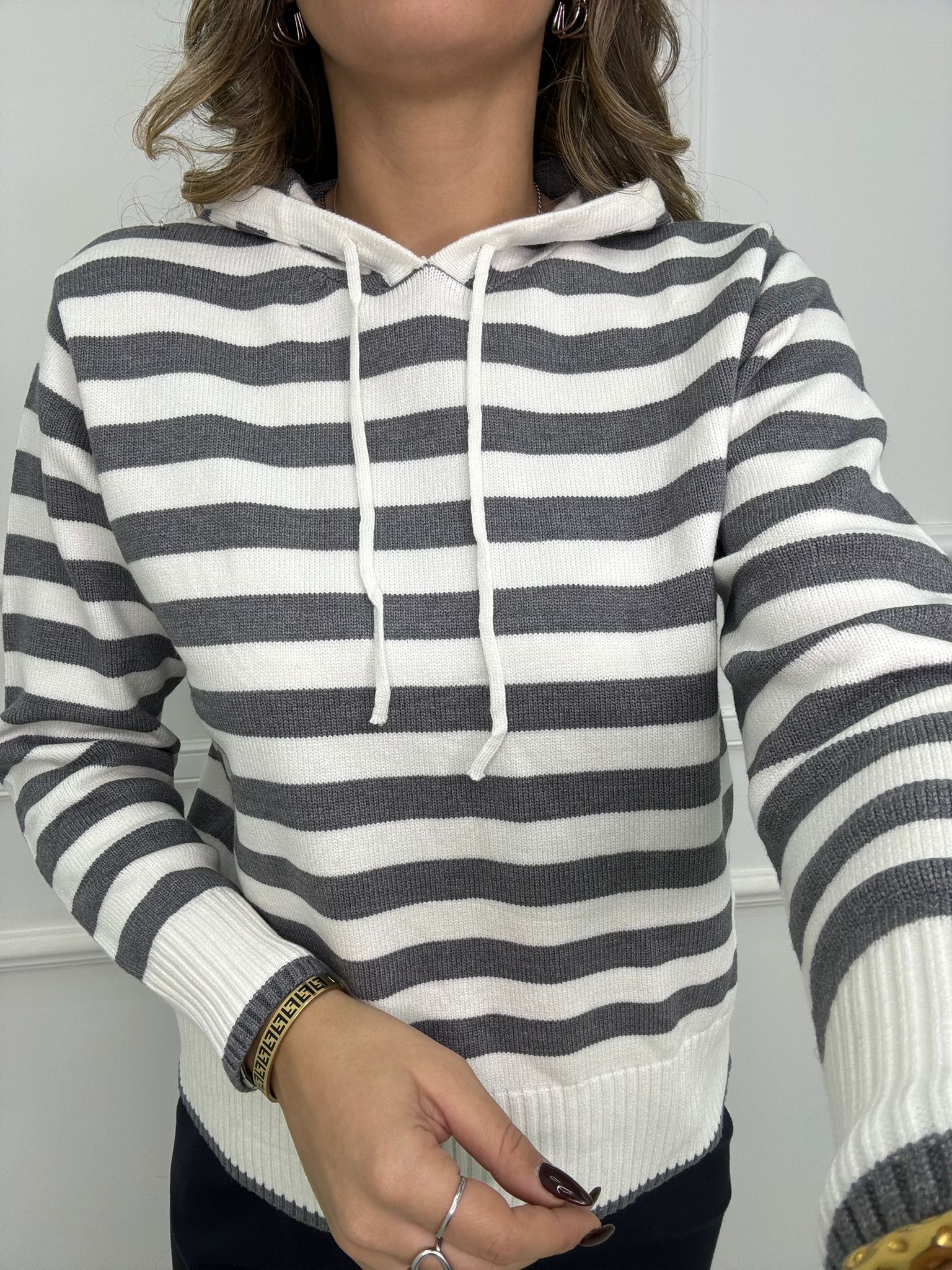 Maglione a righe con cappuccio