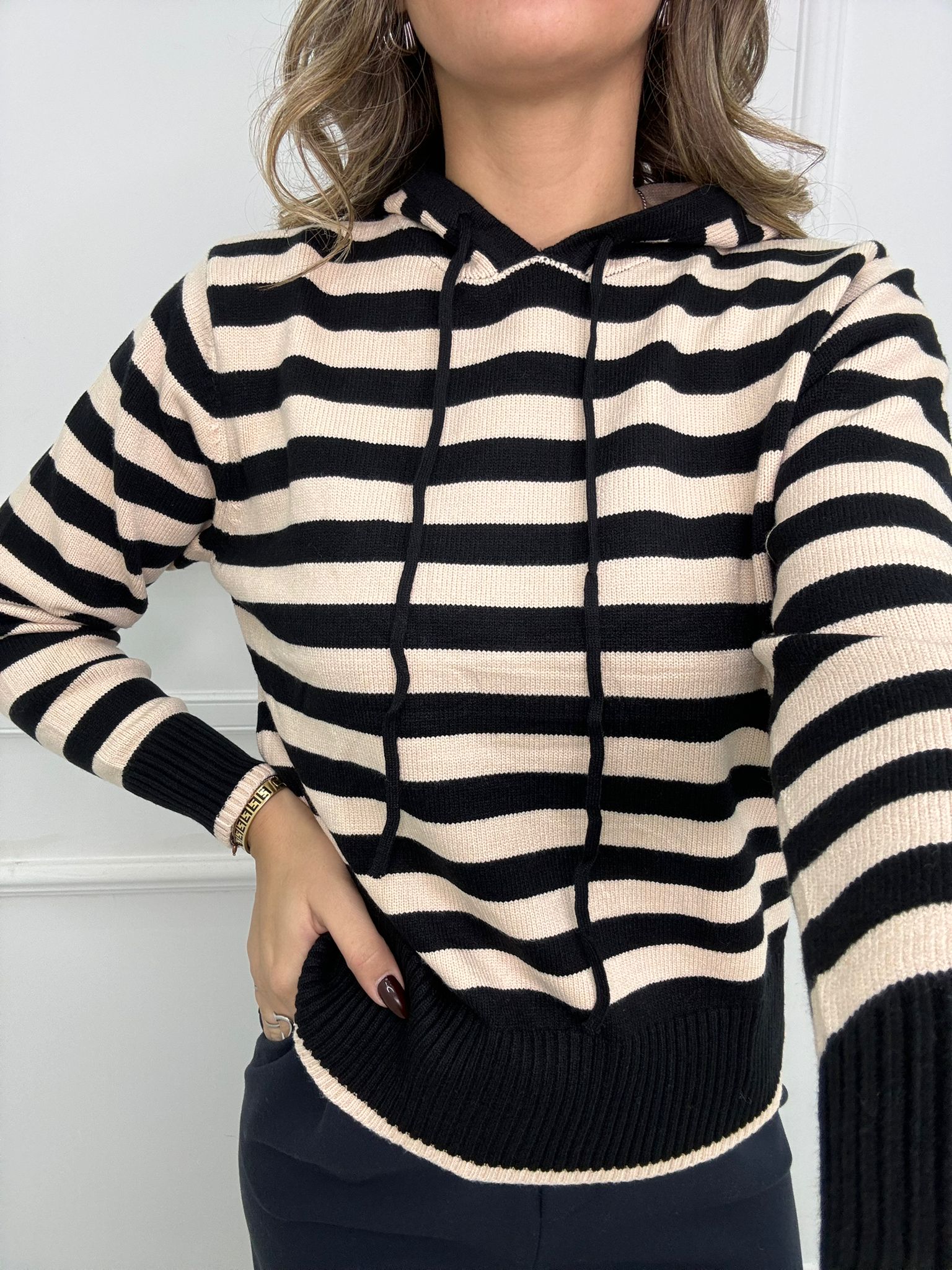 Maglione a righe con cappuccio