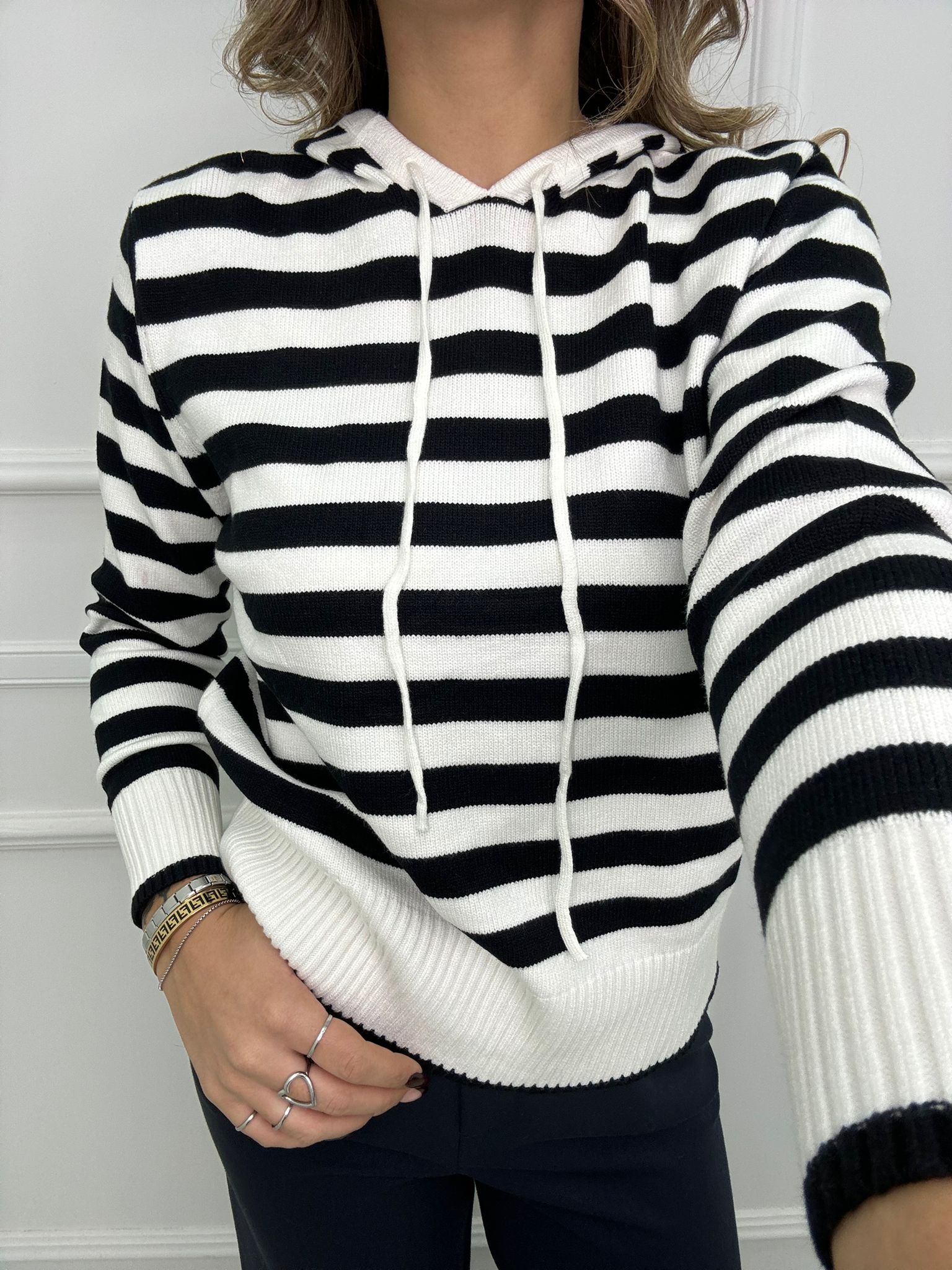 Maglione a righe con cappuccio