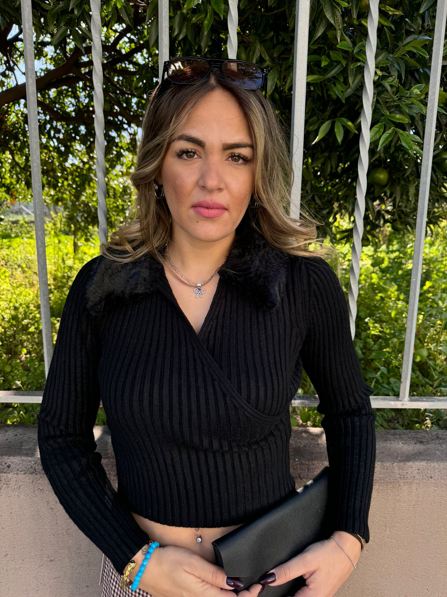 Maglia scollo a V con eco pelliccia al collo