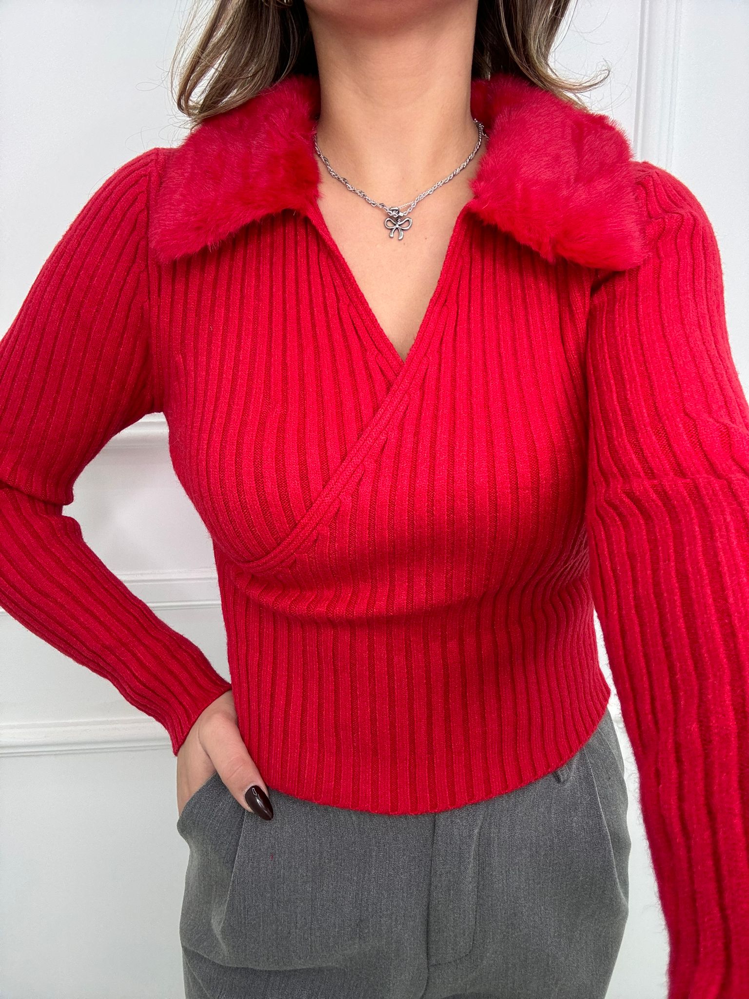 Maglia scollo a V con eco pelliccia al collo