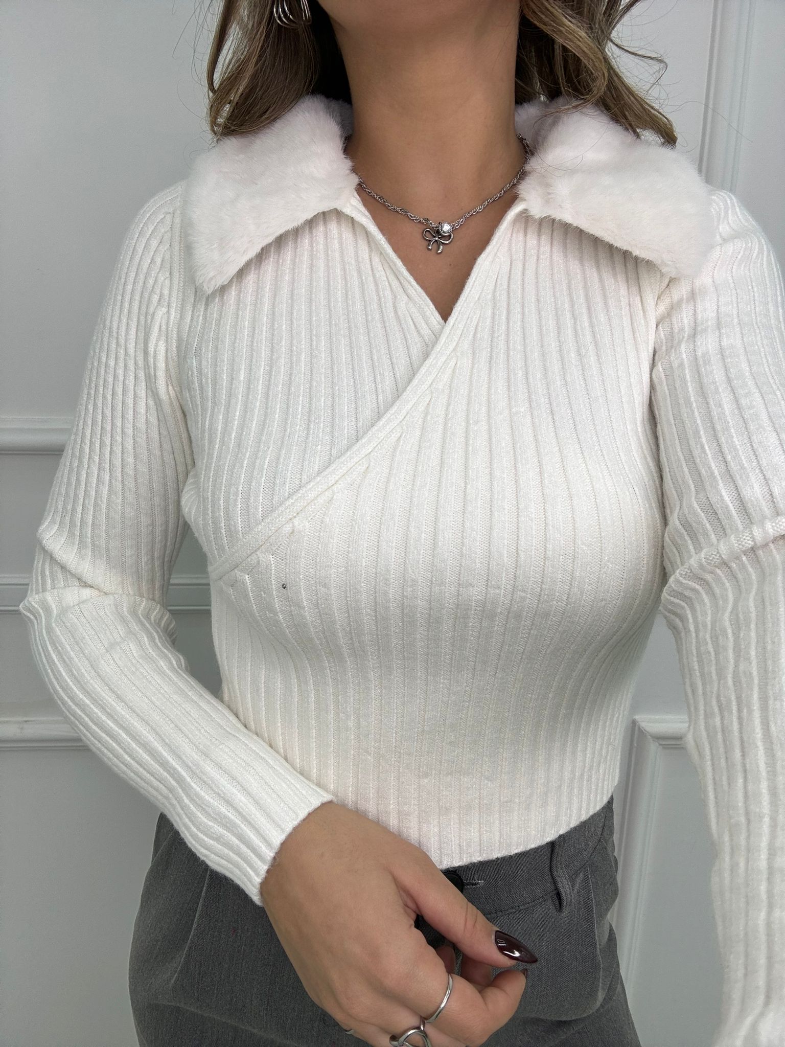 Maglia scollo a V con eco pelliccia al collo